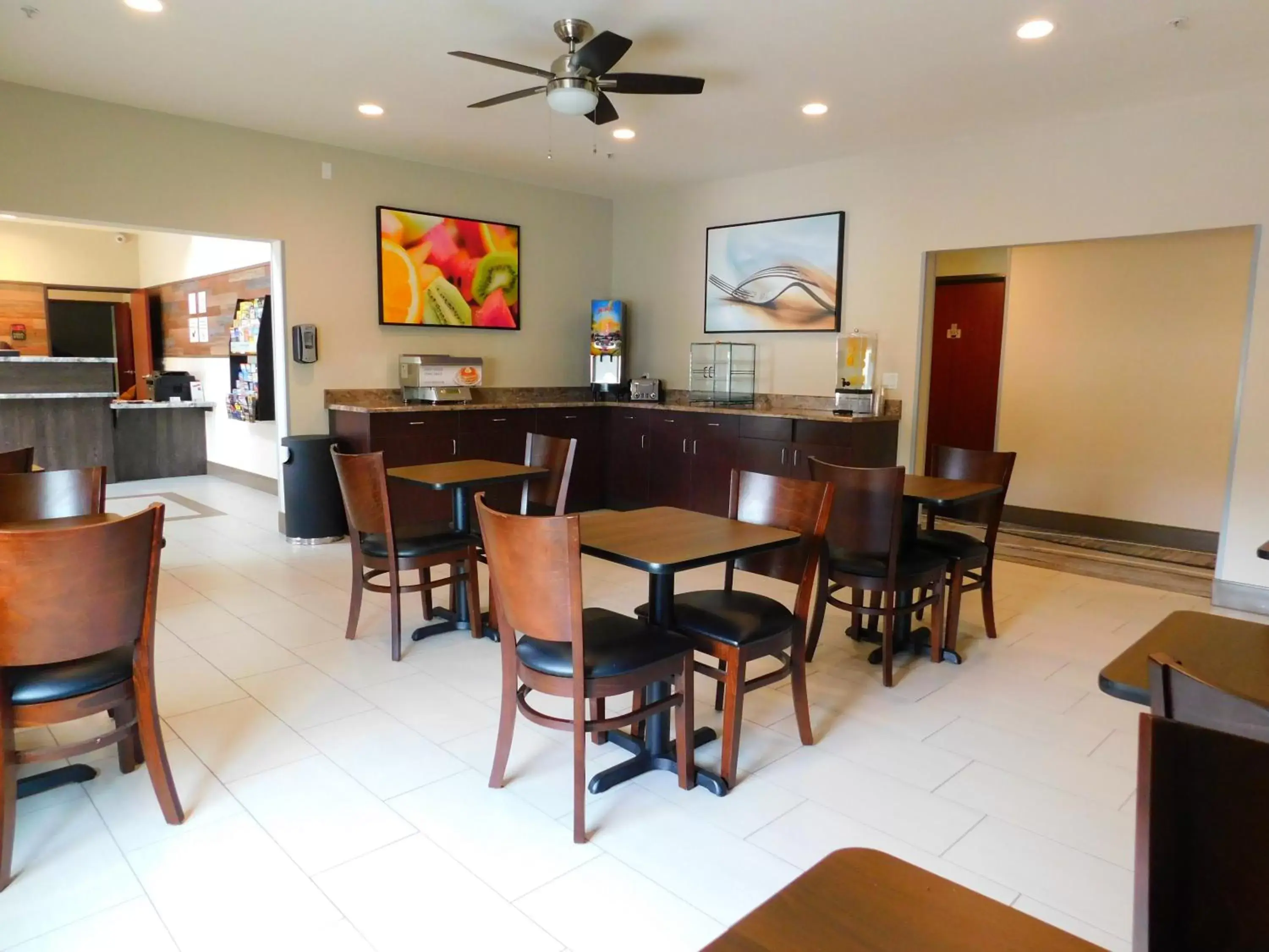 Communal lounge/ TV room, Restaurant/Places to Eat in Island Suites