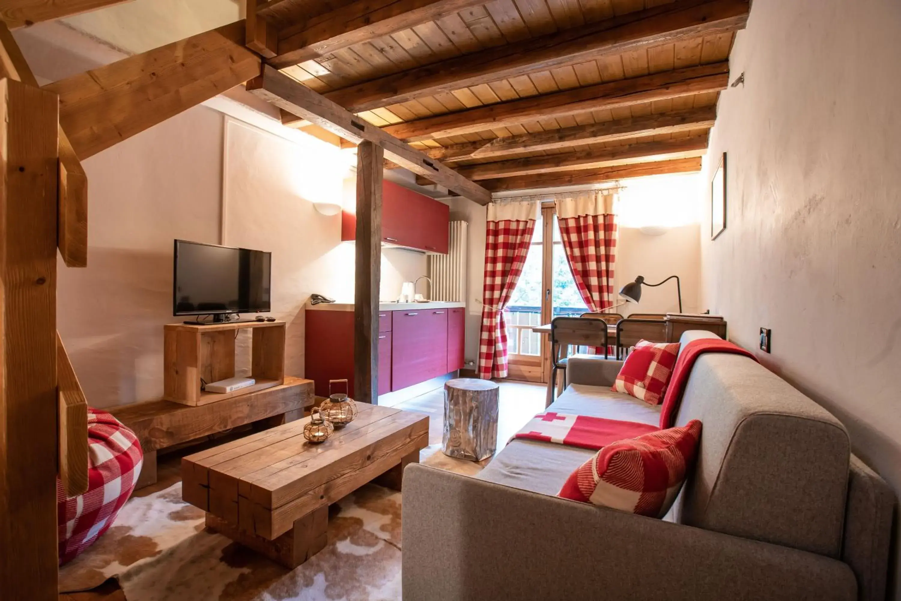 Communal lounge/ TV room, Seating Area in Hotel Chalet Svizzero
