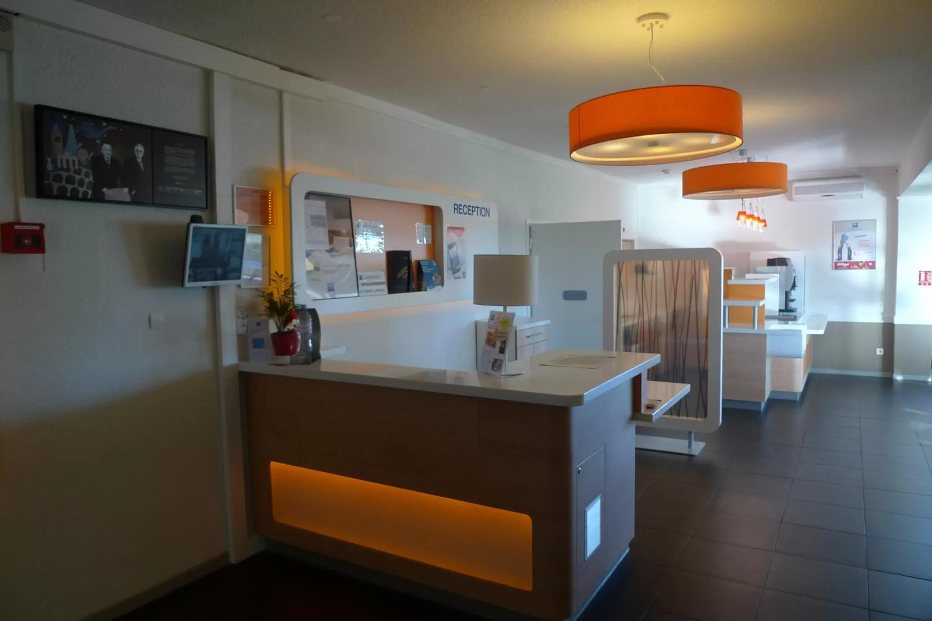 Lobby or reception, Kitchen/Kitchenette in ibis budget Narbonne Sud A9/A61