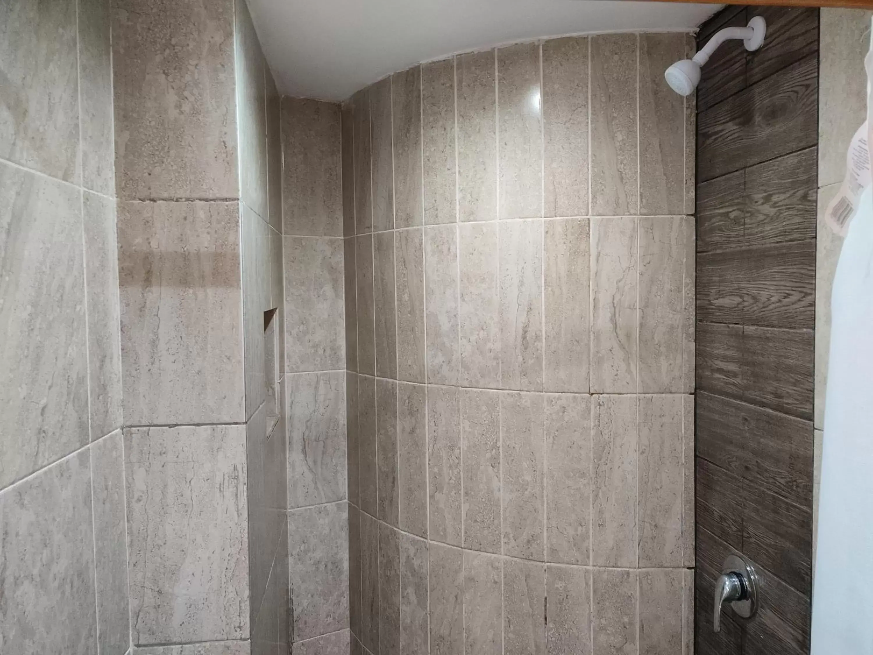 Shower, Bathroom in Hotel Ashly Loma Larga