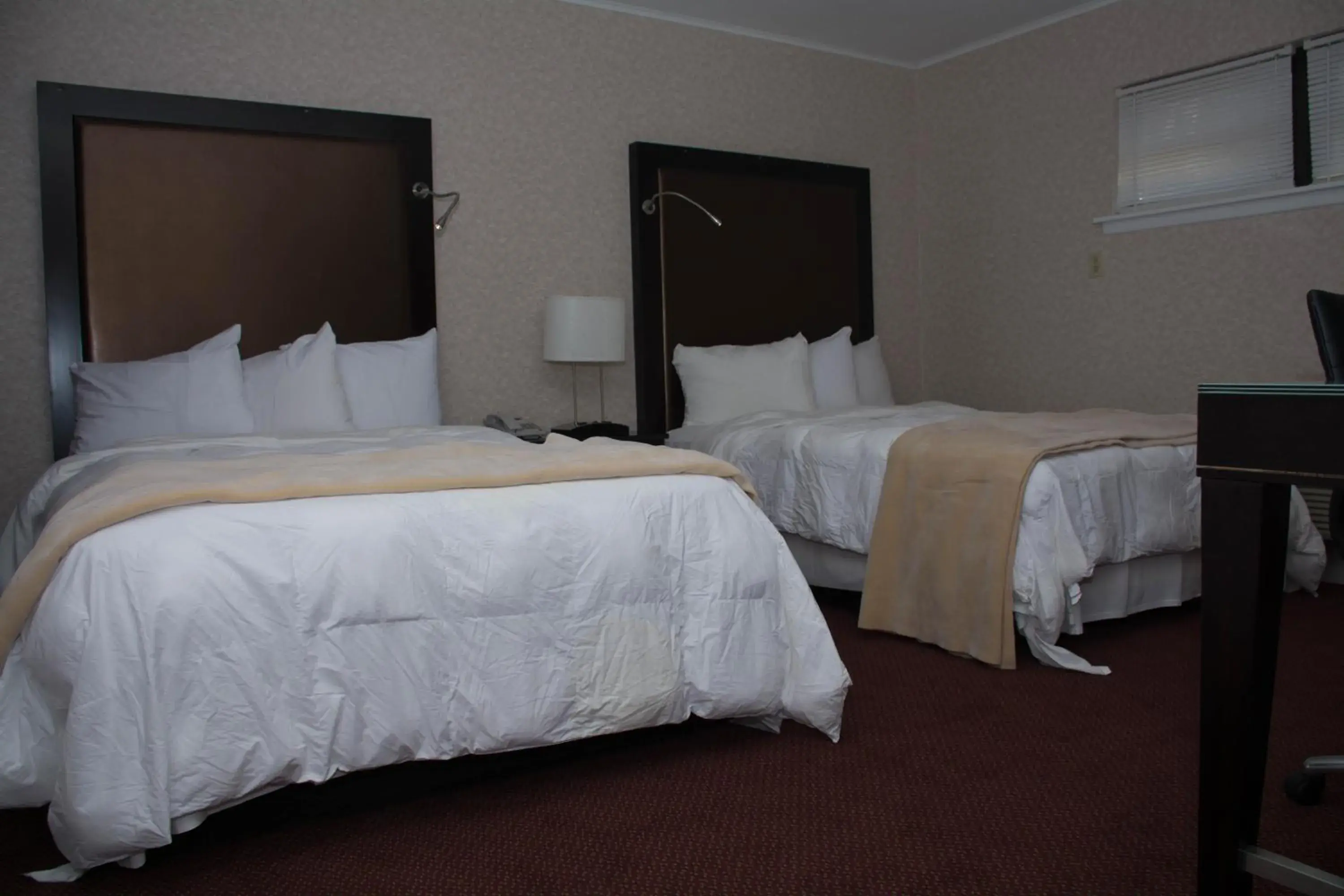 Bed in Atlantic Inn and Suites - Wall Township