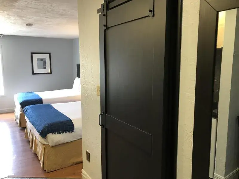 Bed in Auberge Shores Inn & Hotel
