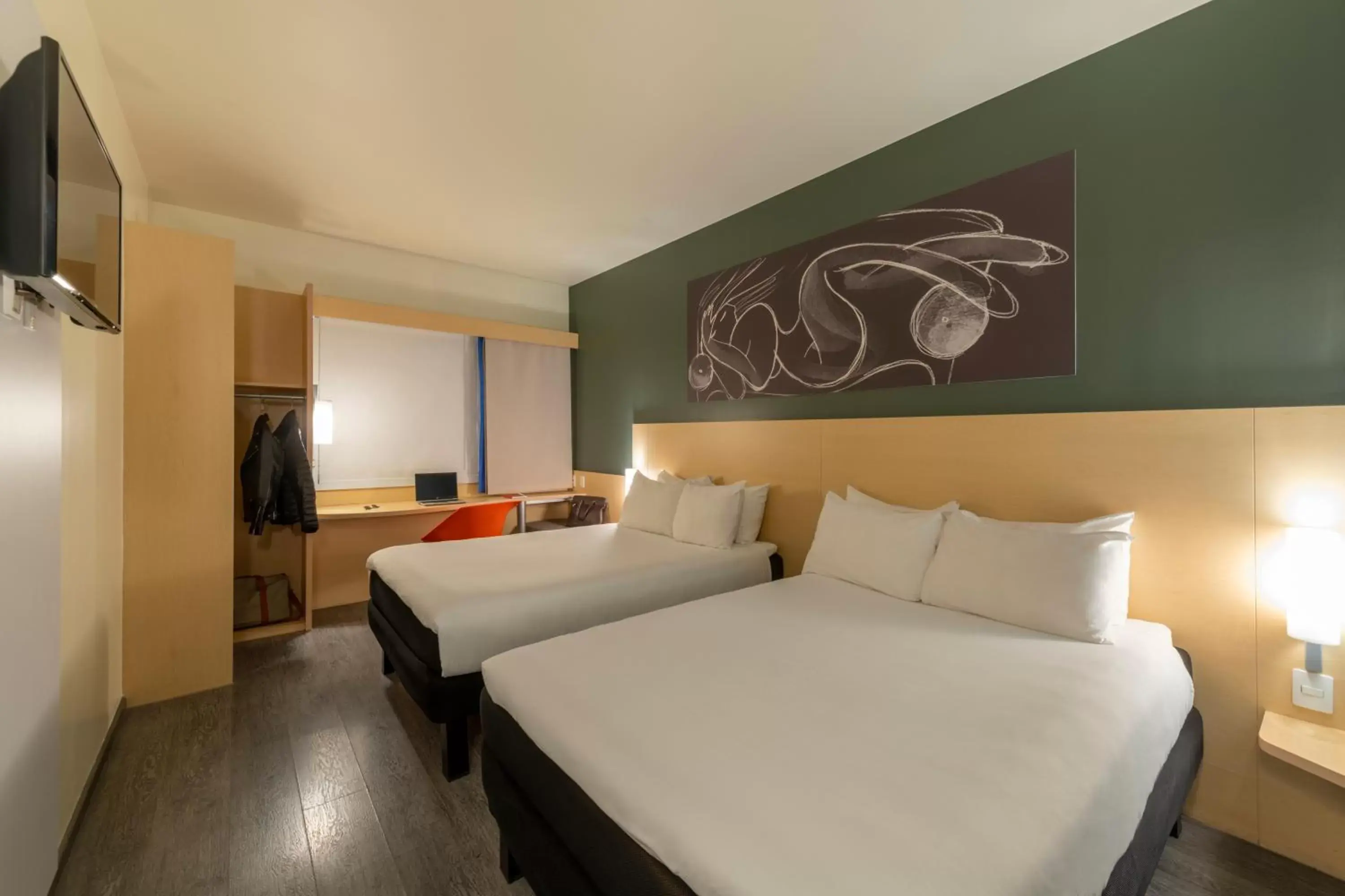Photo of the whole room, Bed in Ibis Queretaro