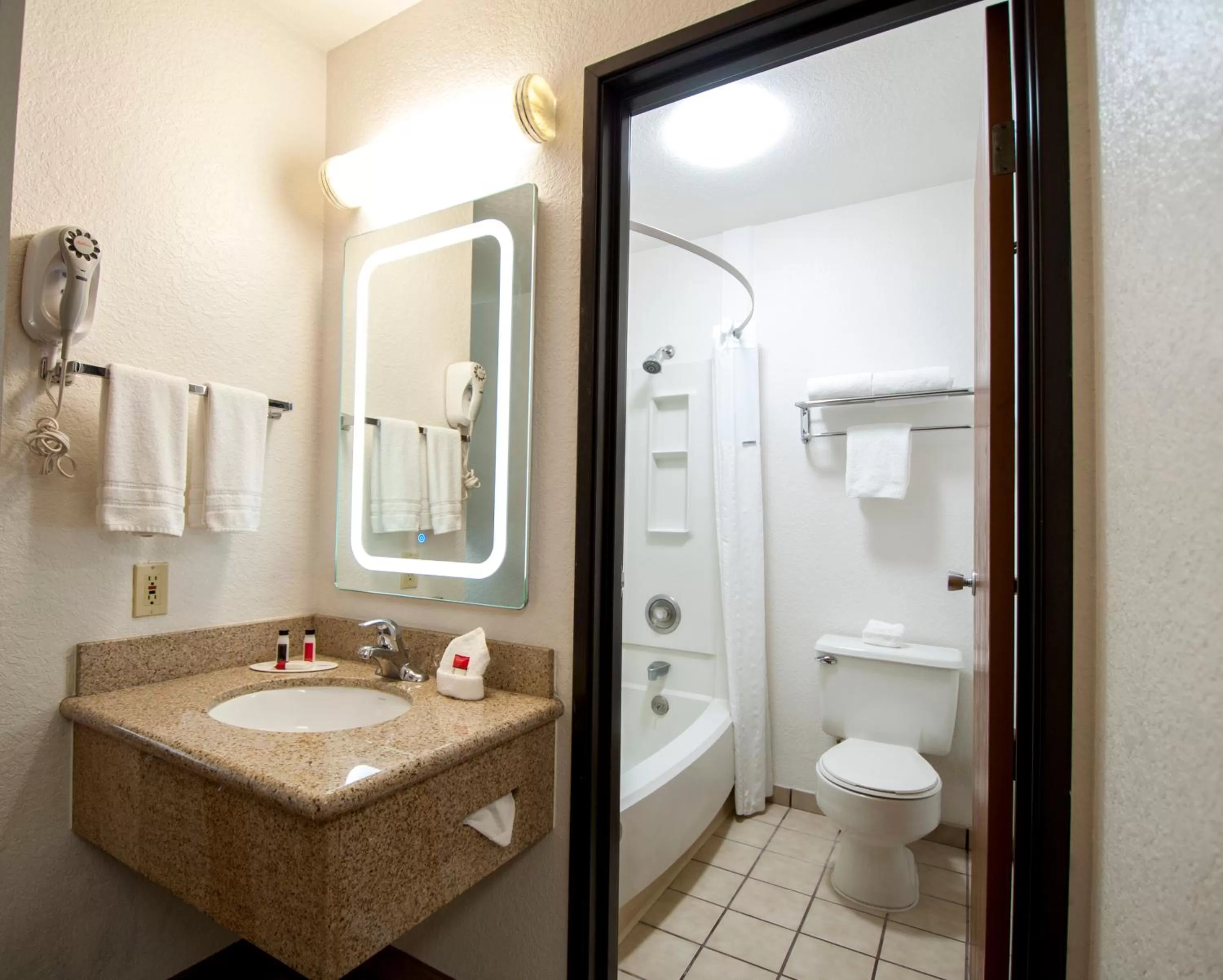 Shower in Quality Inn Wenatchee-Leavenworth