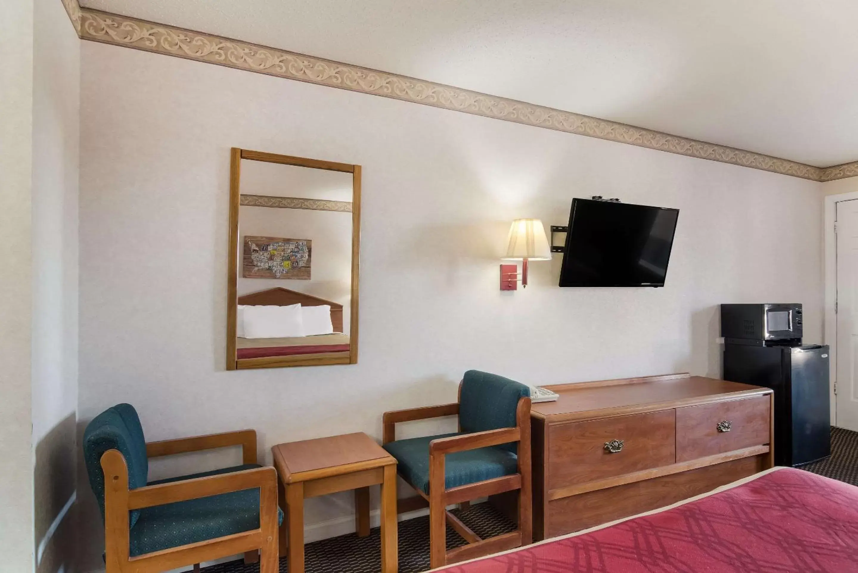 Bedroom, TV/Entertainment Center in Econo Lodge Calhoun North Damascus