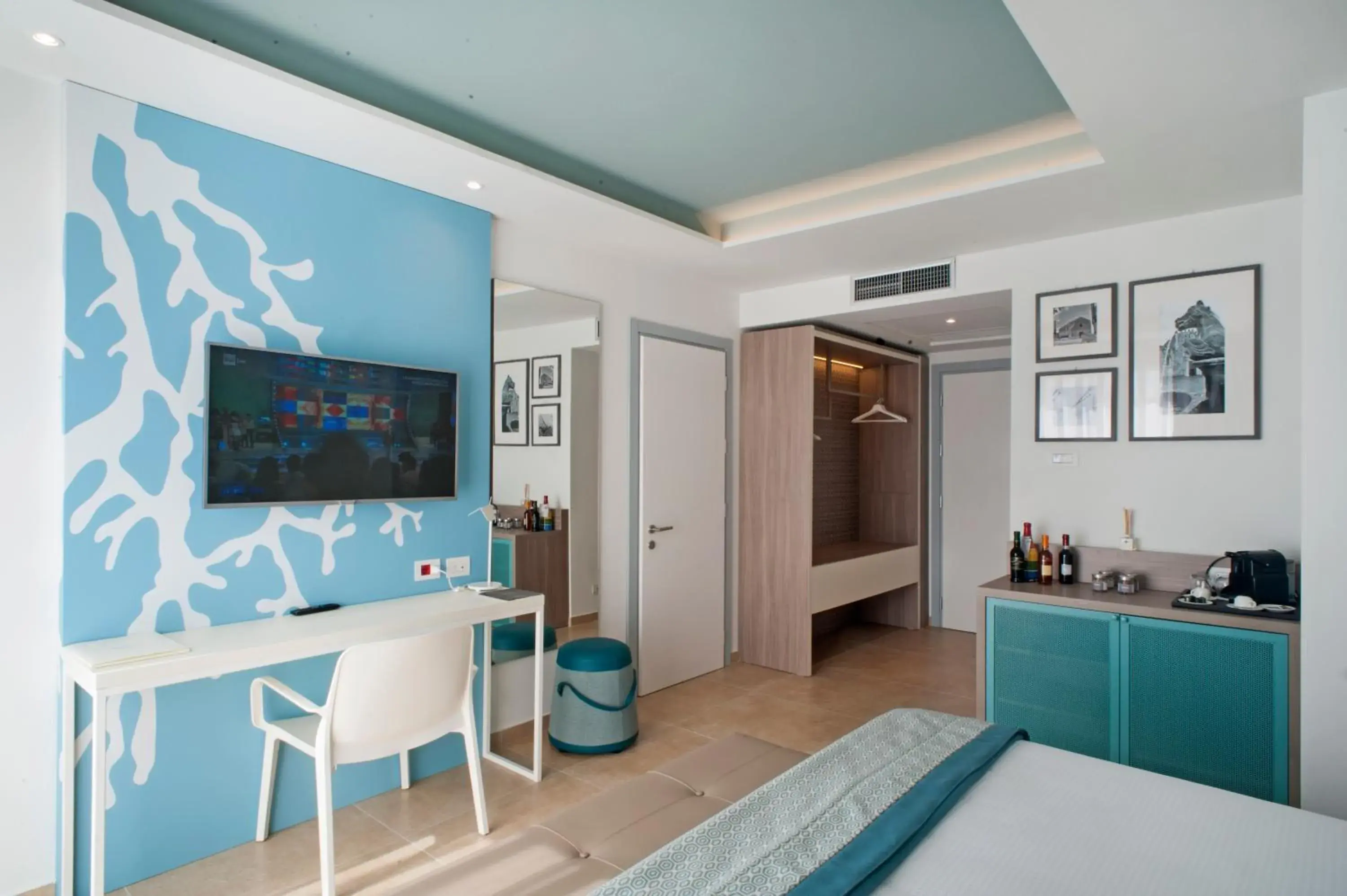 Bed, TV/Entertainment Center in Modica Beach Resort