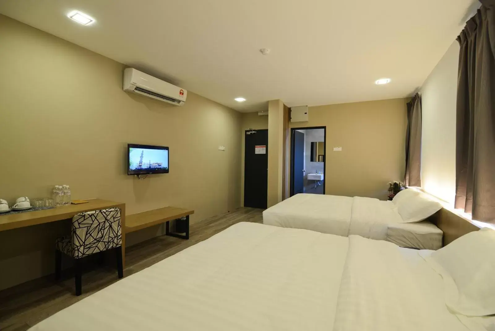 Twin King Size Bed Room in De Parkview Hotel