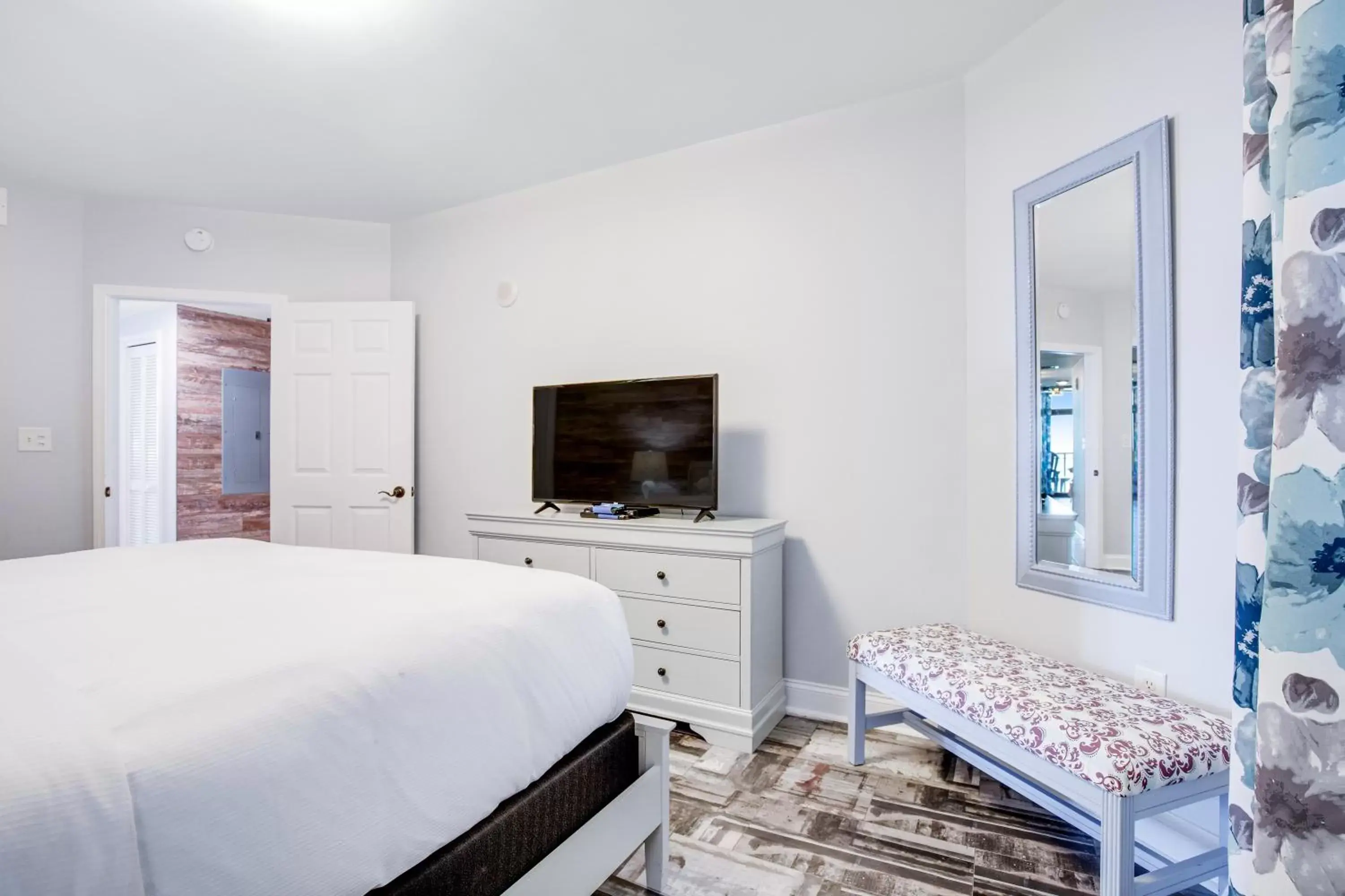 Bedroom, TV/Entertainment Center in Anderson Ocean Club and Spa by Oceana Resorts