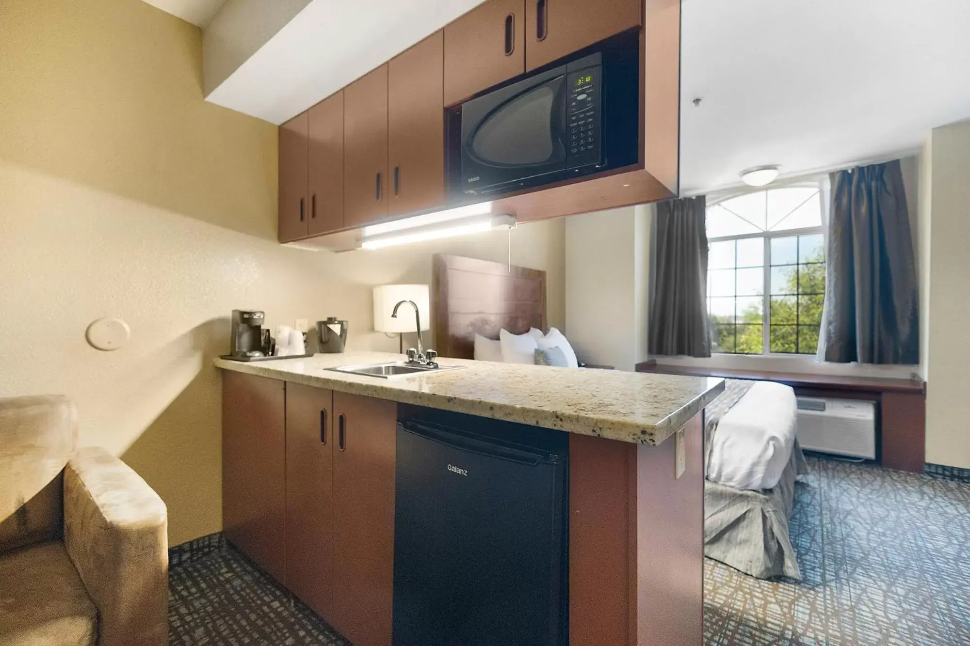 Photo of the whole room, Kitchen/Kitchenette in SureStay Plus Hotel by Best Western Rocklin