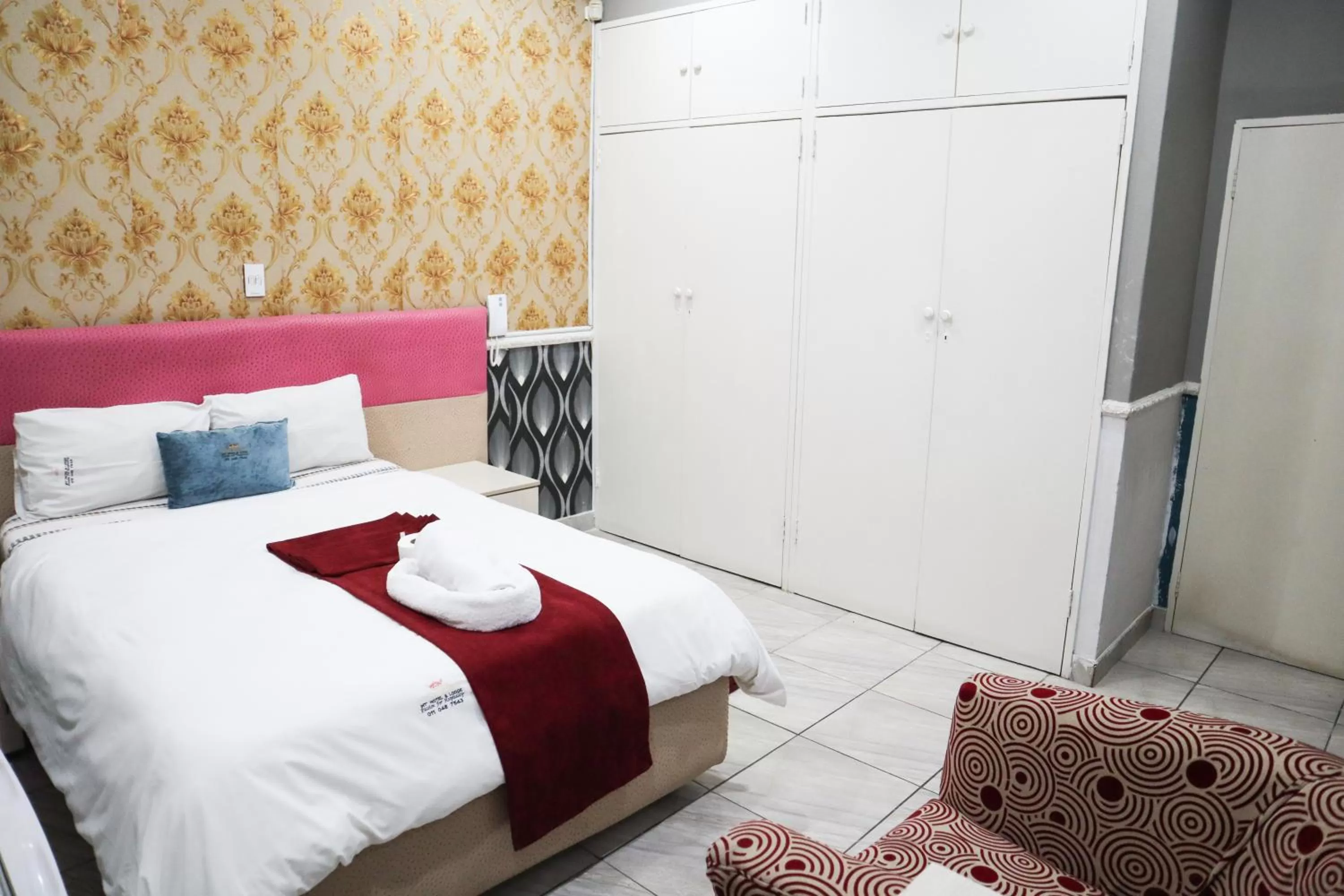 Bedroom, Bed in Gold Crown International Hotel Johannesburg