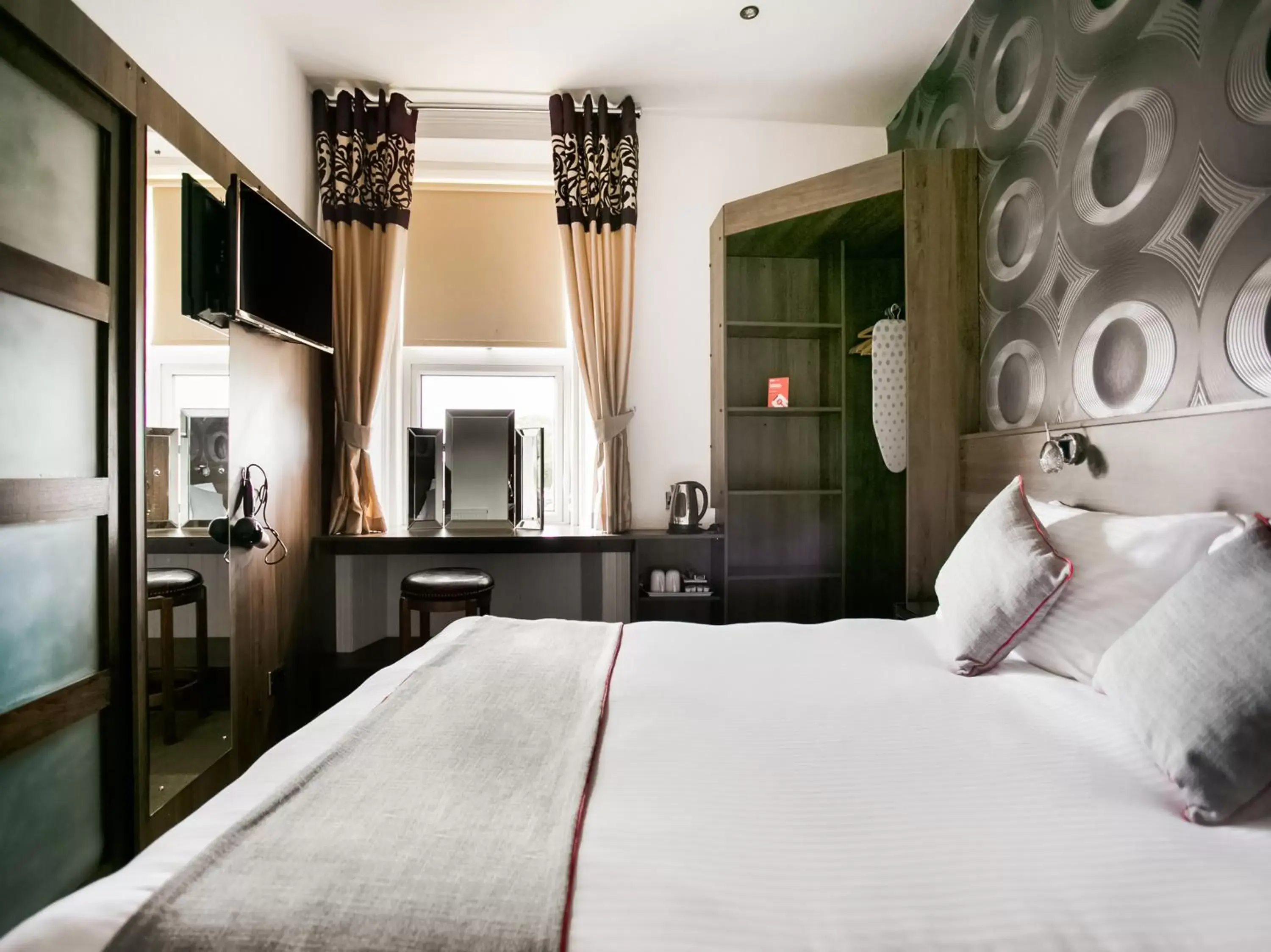 Double Room with Private Bathroom in Corner Hotel Double Room with Private Bathroom in Corner Hotel