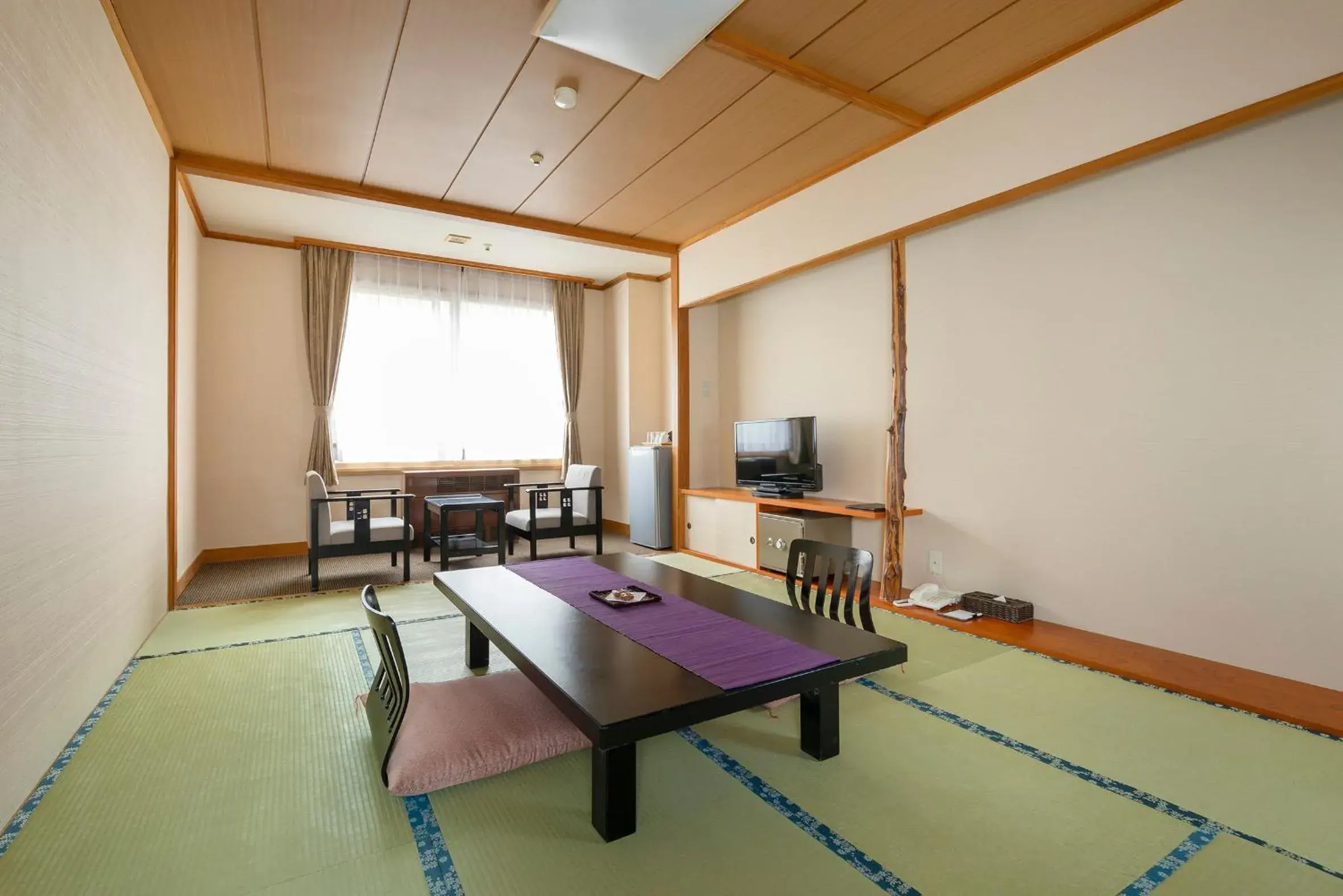 Photo of the whole room, Seating Area in Hotel Taisetsu