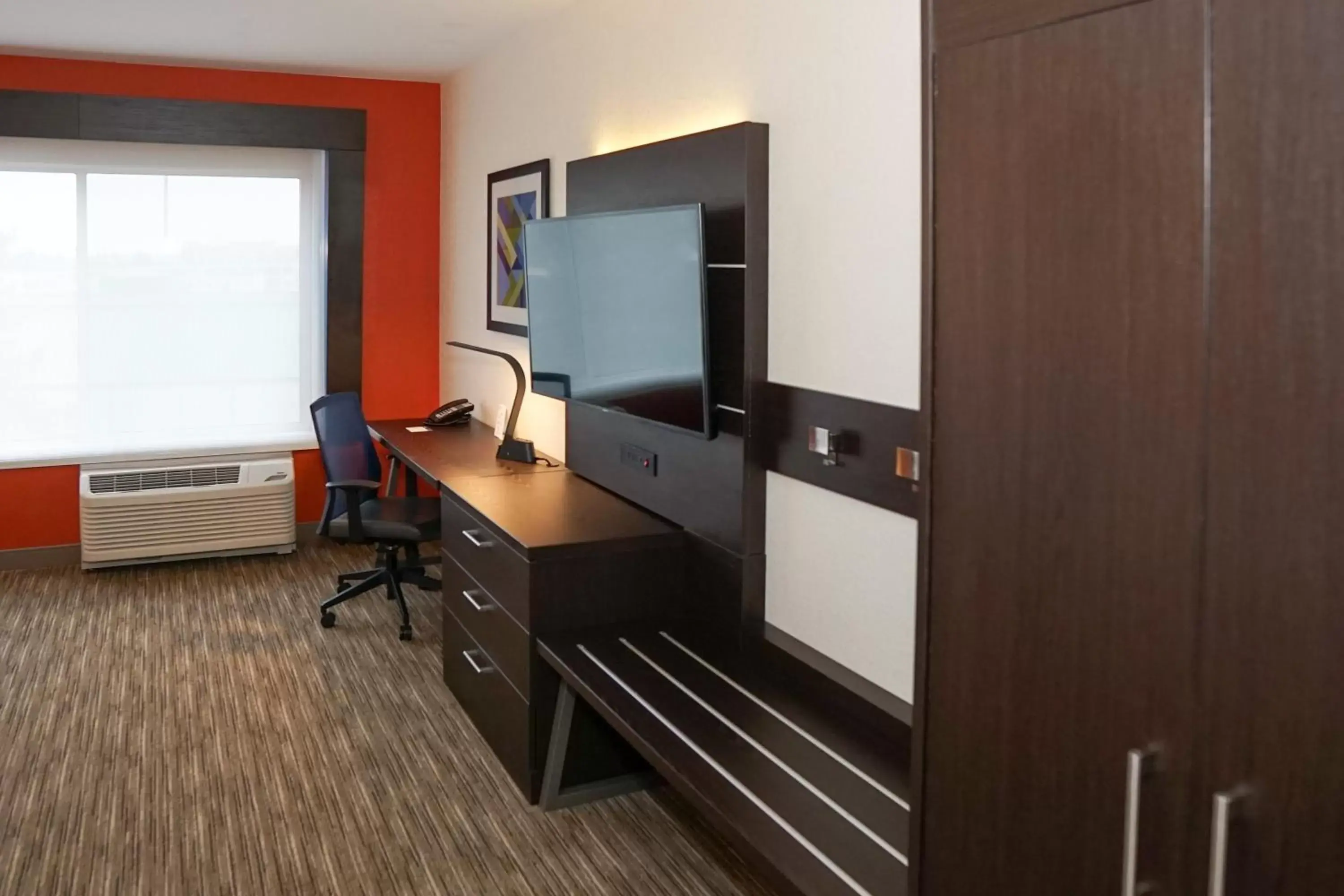 Photo of the whole room, TV/Entertainment Center in Holiday Inn Express & Suites - Aurora Medical Campus, an IHG Hotel