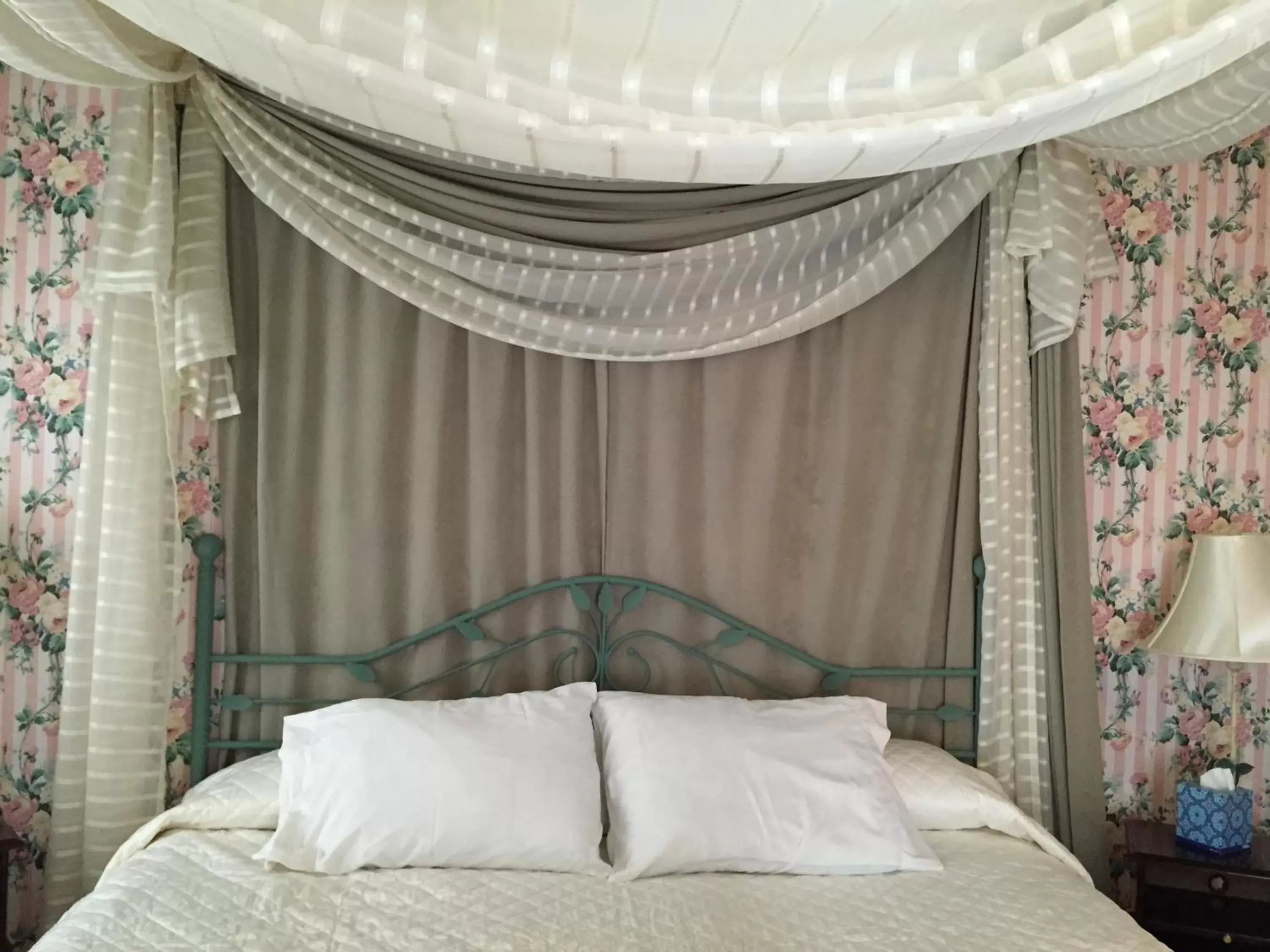 Decorative detail, Bed in Harborview Inn