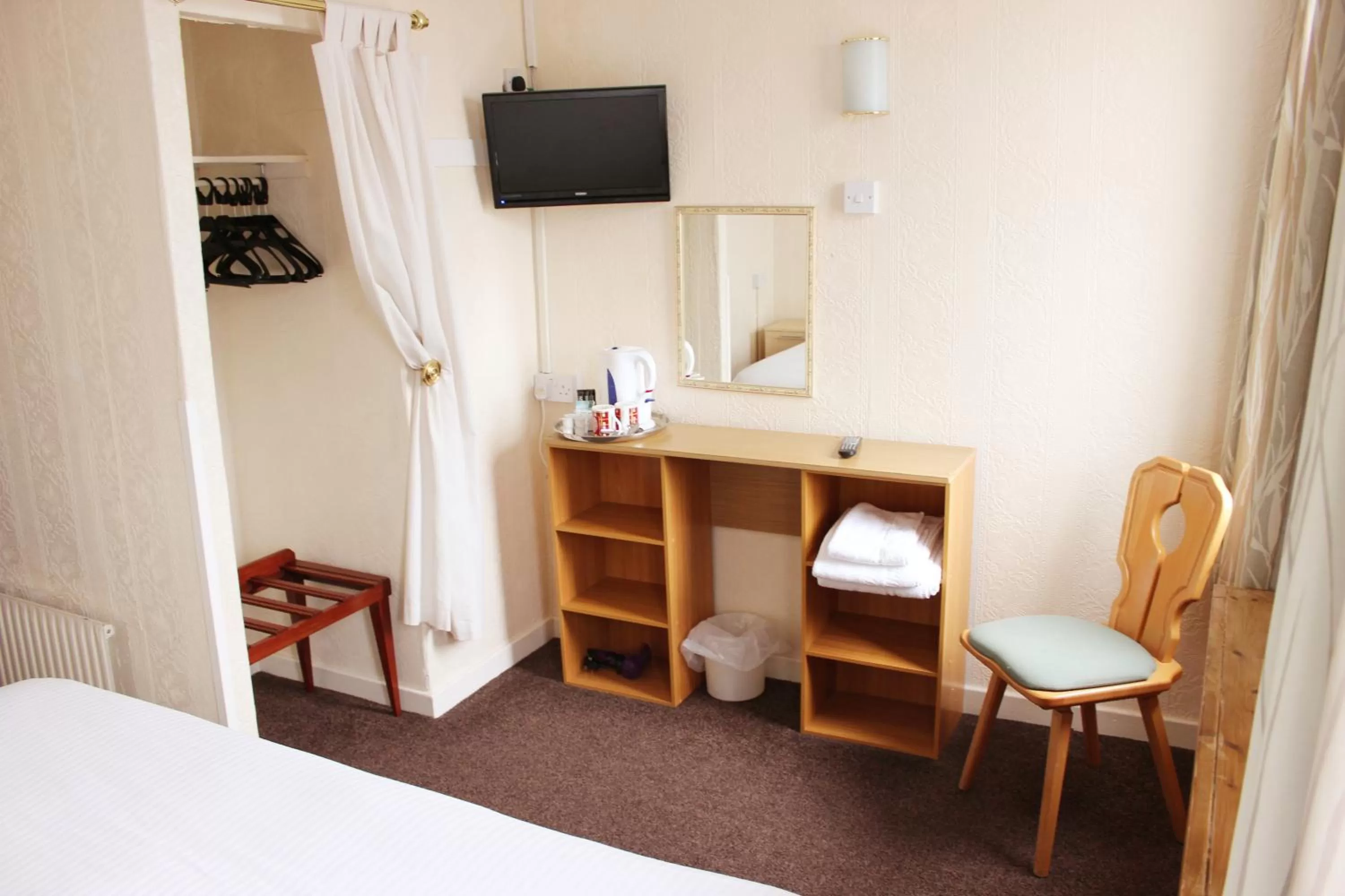 Coffee/tea facilities, TV/Entertainment Center in The Colwyn Hotel - near Pleasure Beach