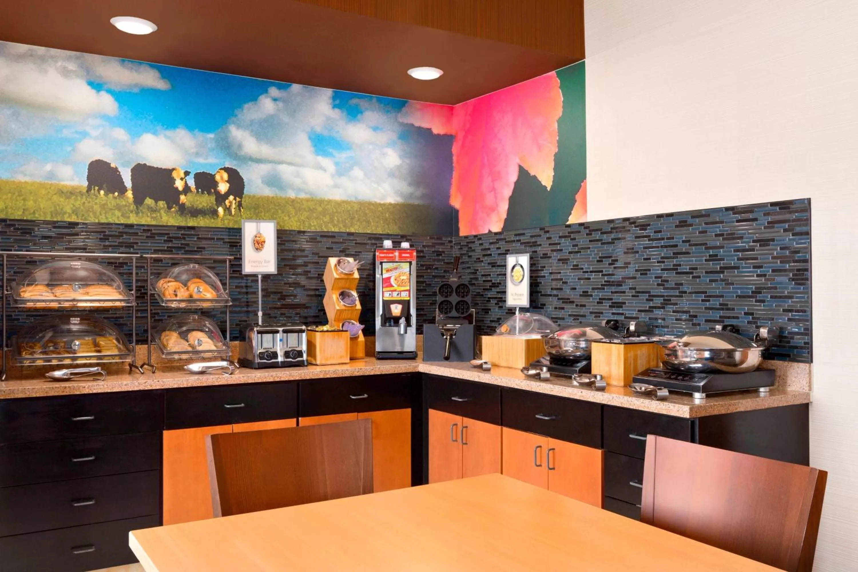Breakfast, Kitchen/Kitchenette in Fairfield Inn & Suites Oklahoma City Quail Springs/South Edmond