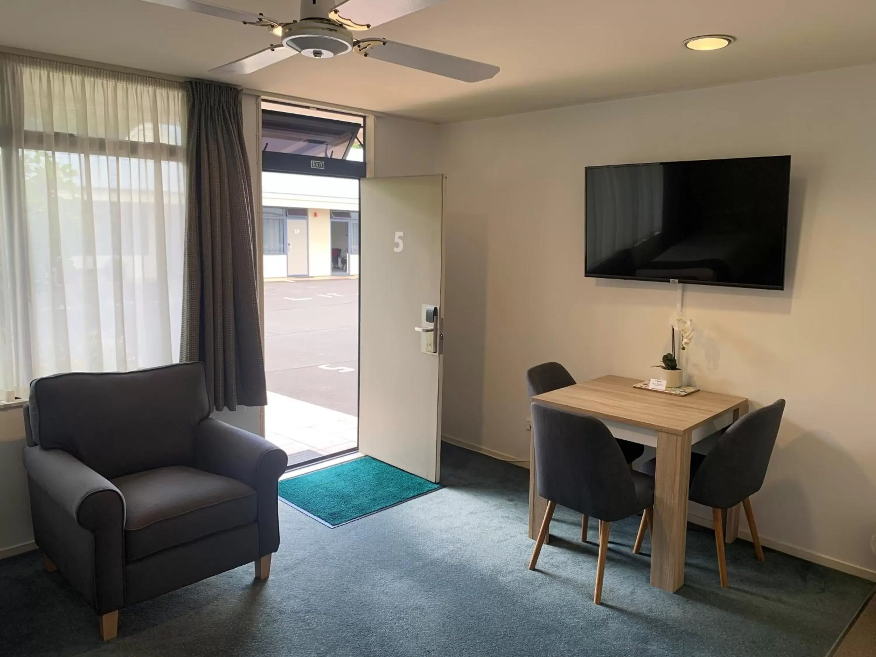 Living room, TV/Entertainment Center in Academy Motor Inn