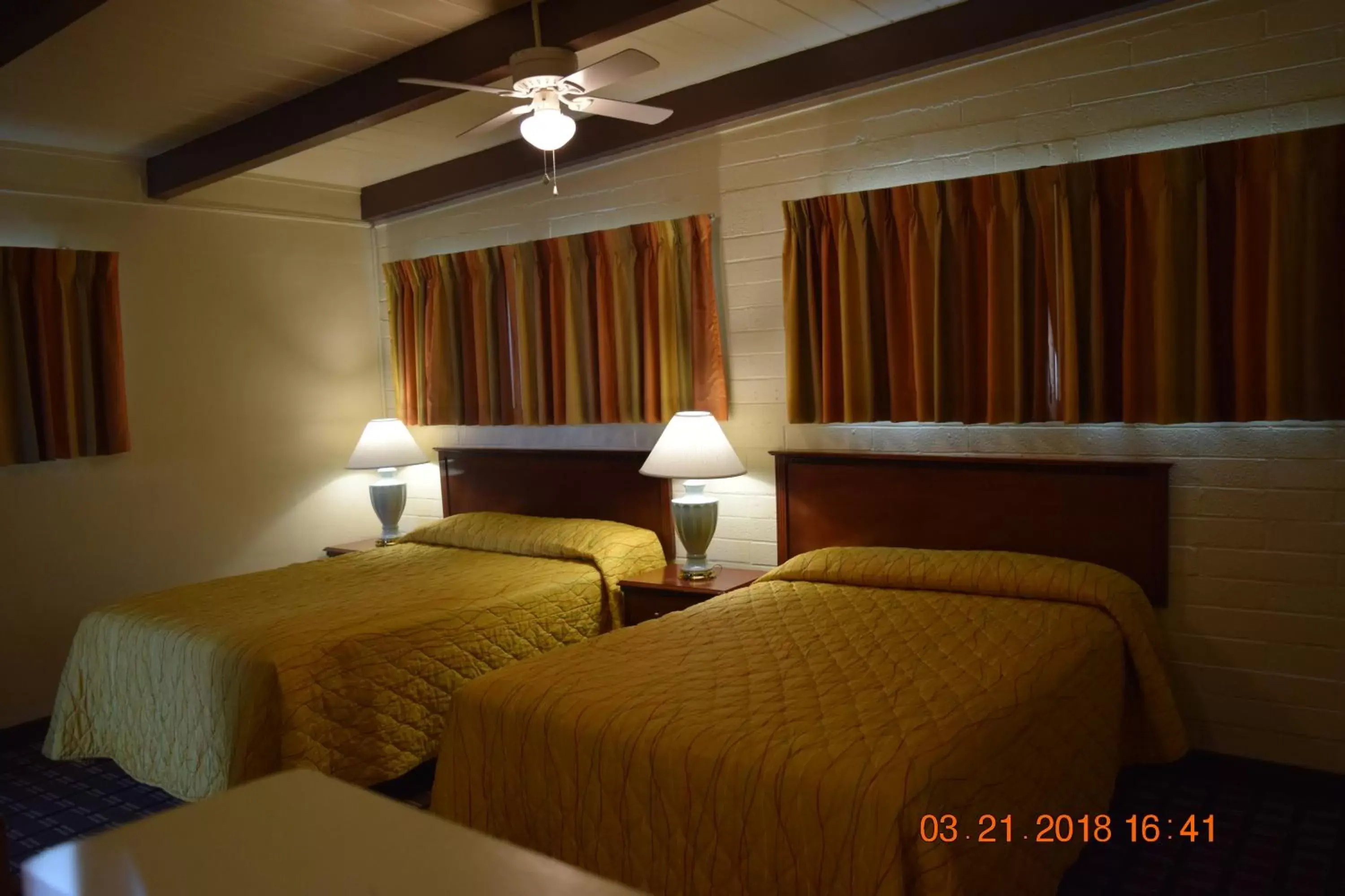 Bed in Stanlunds Inn and Suites