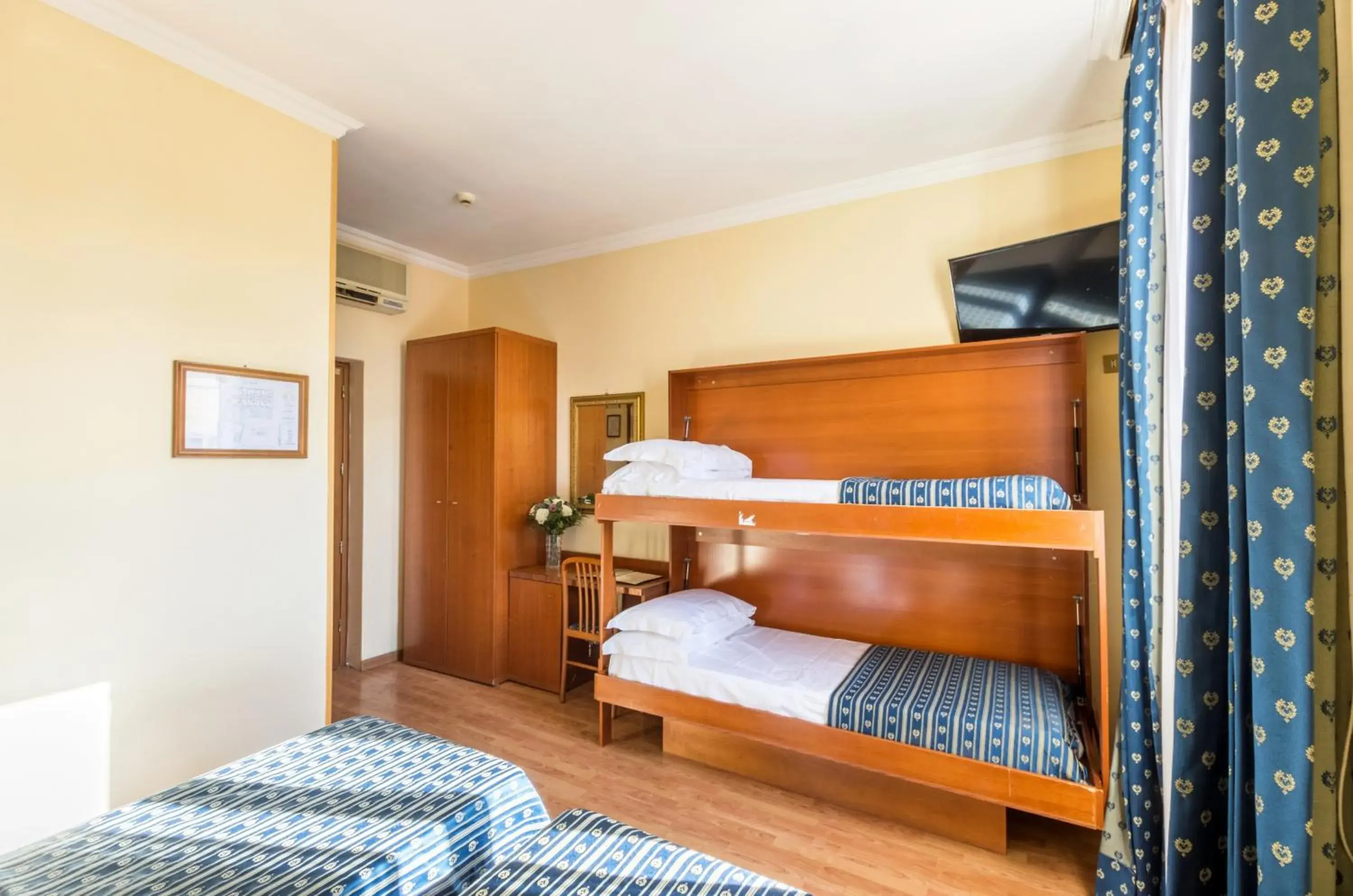 Bed, Bunk Bed in Hotel Tempio Di Pallade