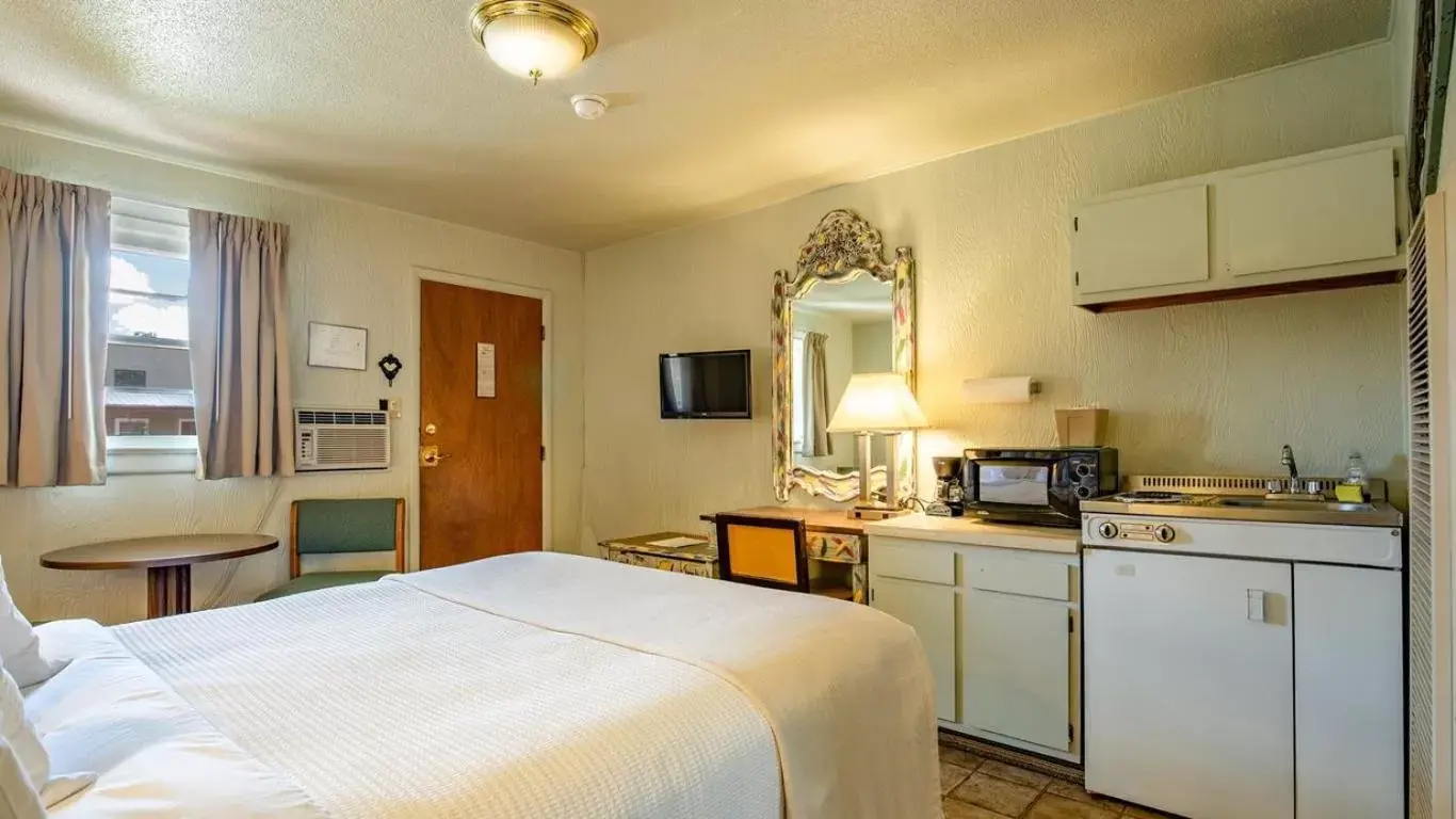 Deluxe Queen Room in The Siesta Motel Deluxe Queen Room in The Siesta Motel