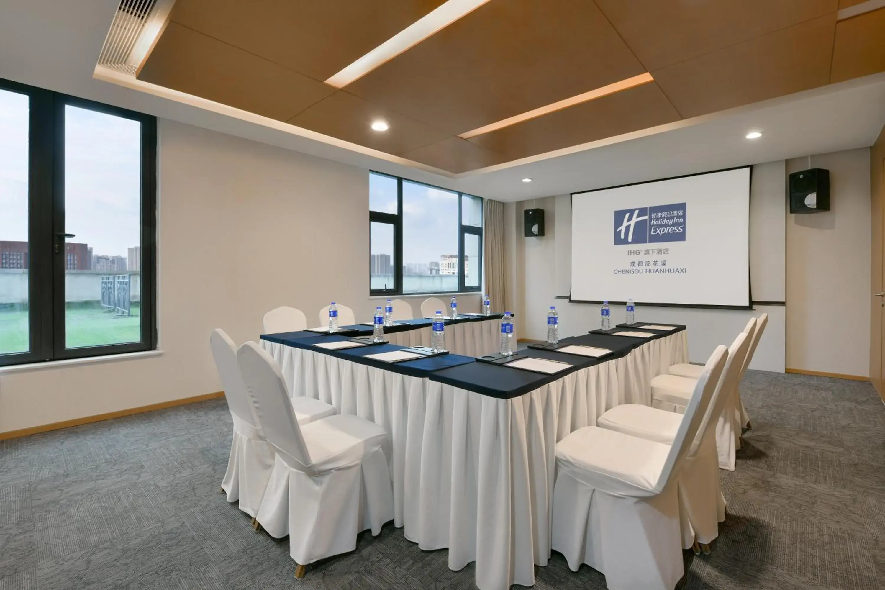 Meeting/conference room in Holiday Inn Express Chengdu Huanhuaxi, an IHG Hotel