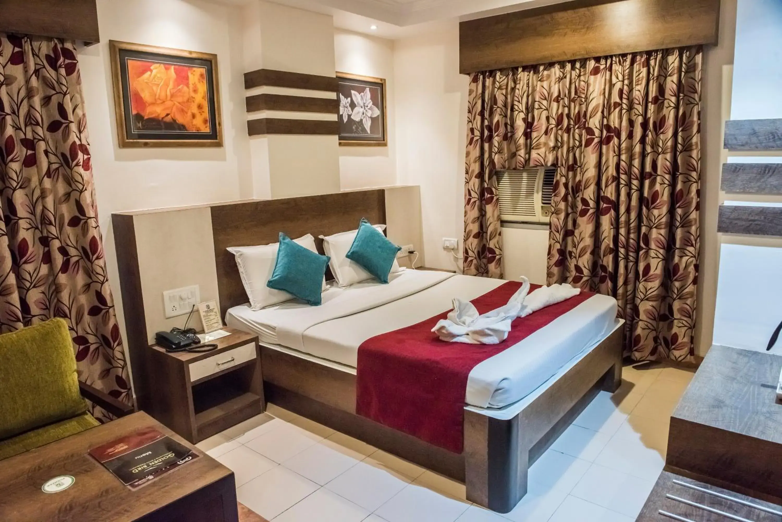 Living room, Bed in Hotel Pushpak