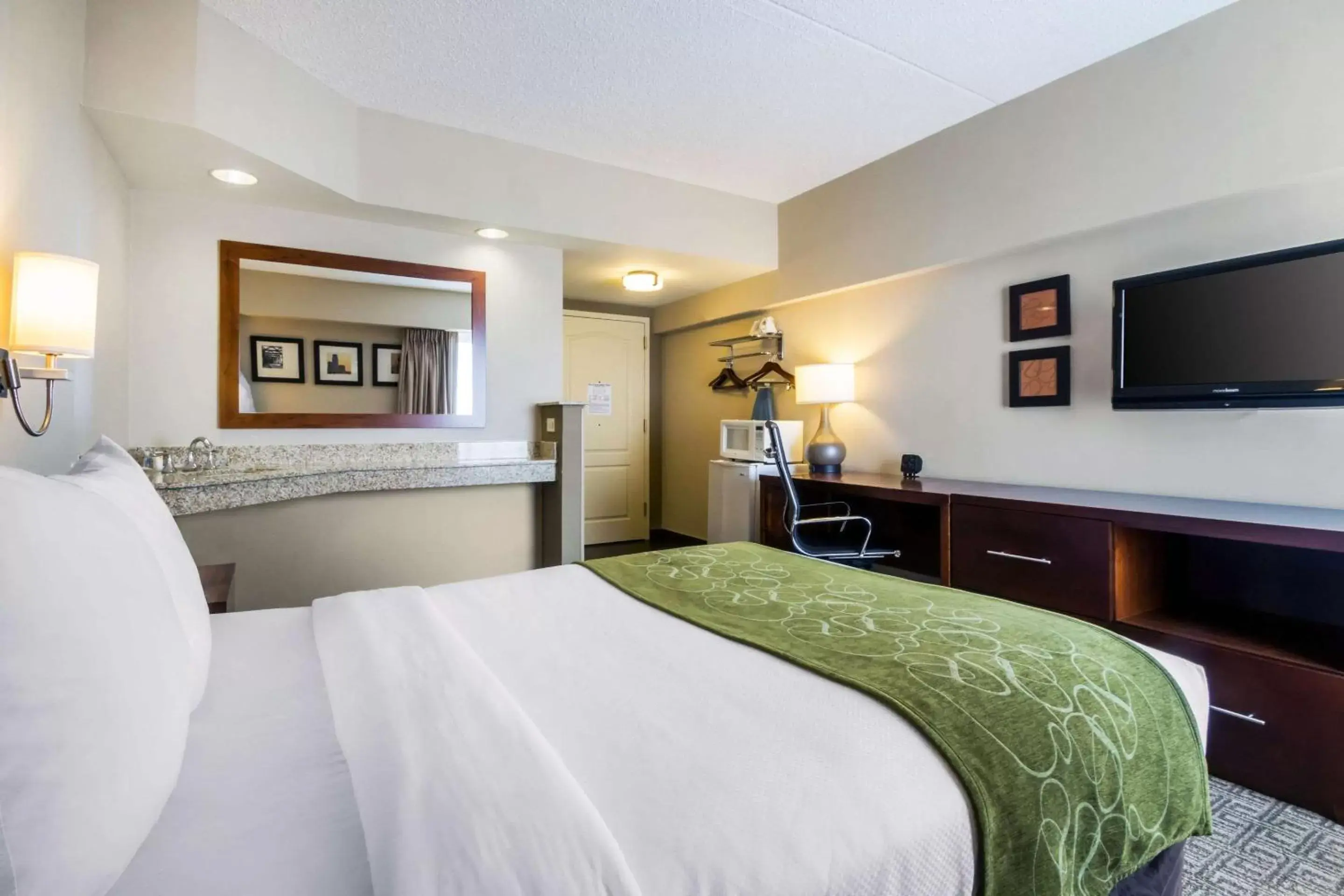 Photo of the whole room, Bed in Comfort Suites Avenel
