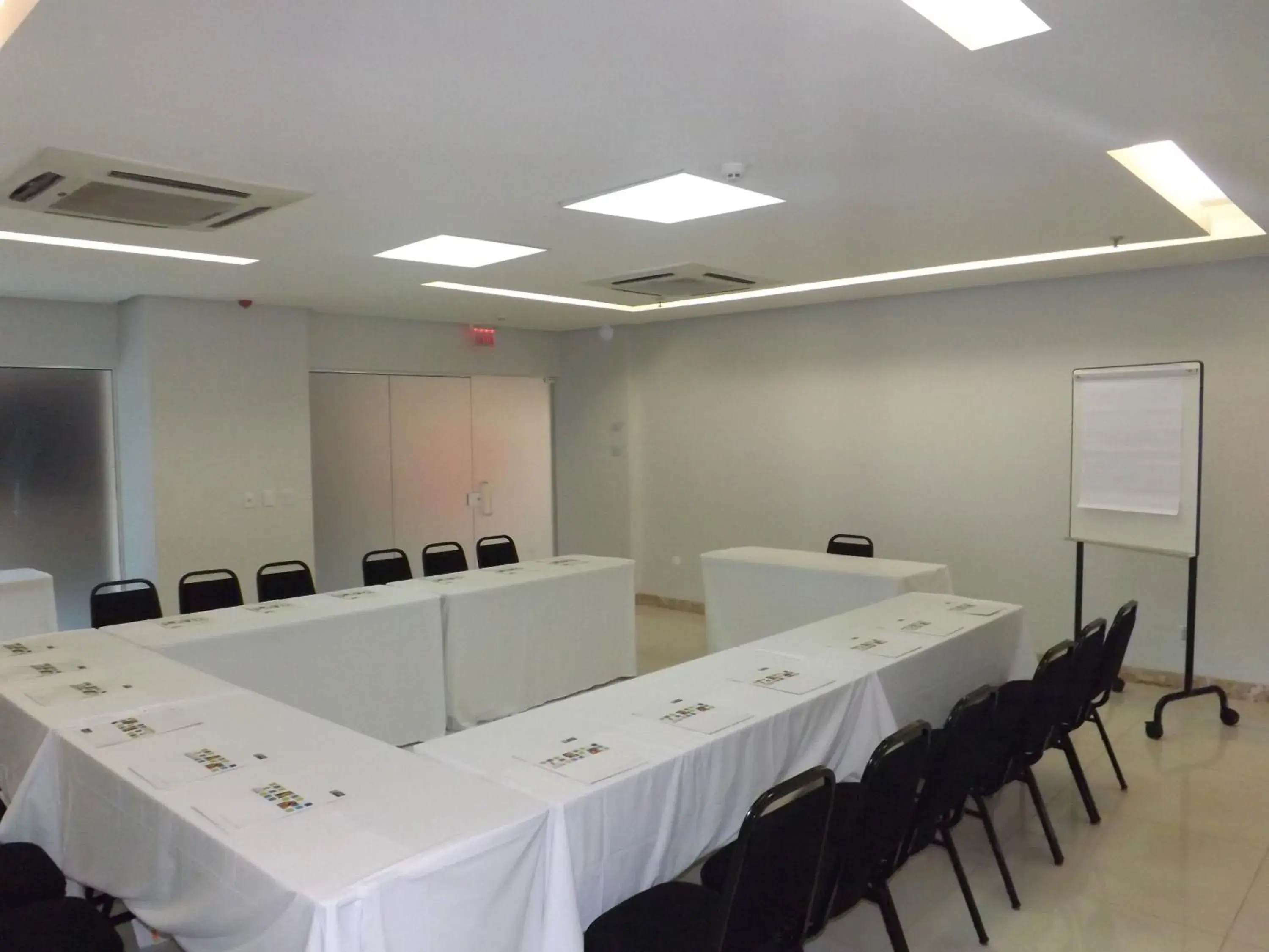 Meeting/conference room in Holiday Inn Express Belem Ananindeua, an IHG Hotel