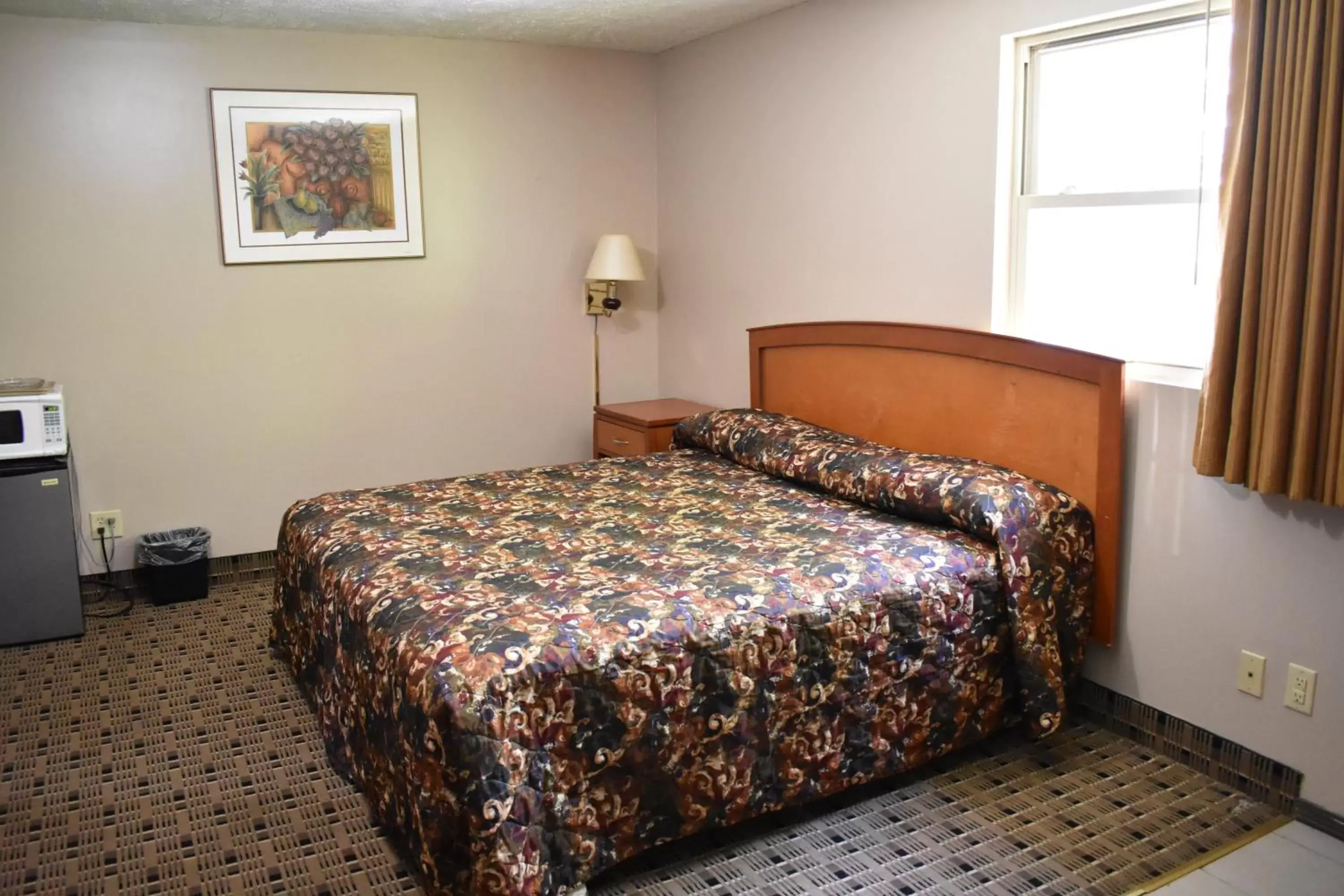 Bed in Economy Inn & Suites