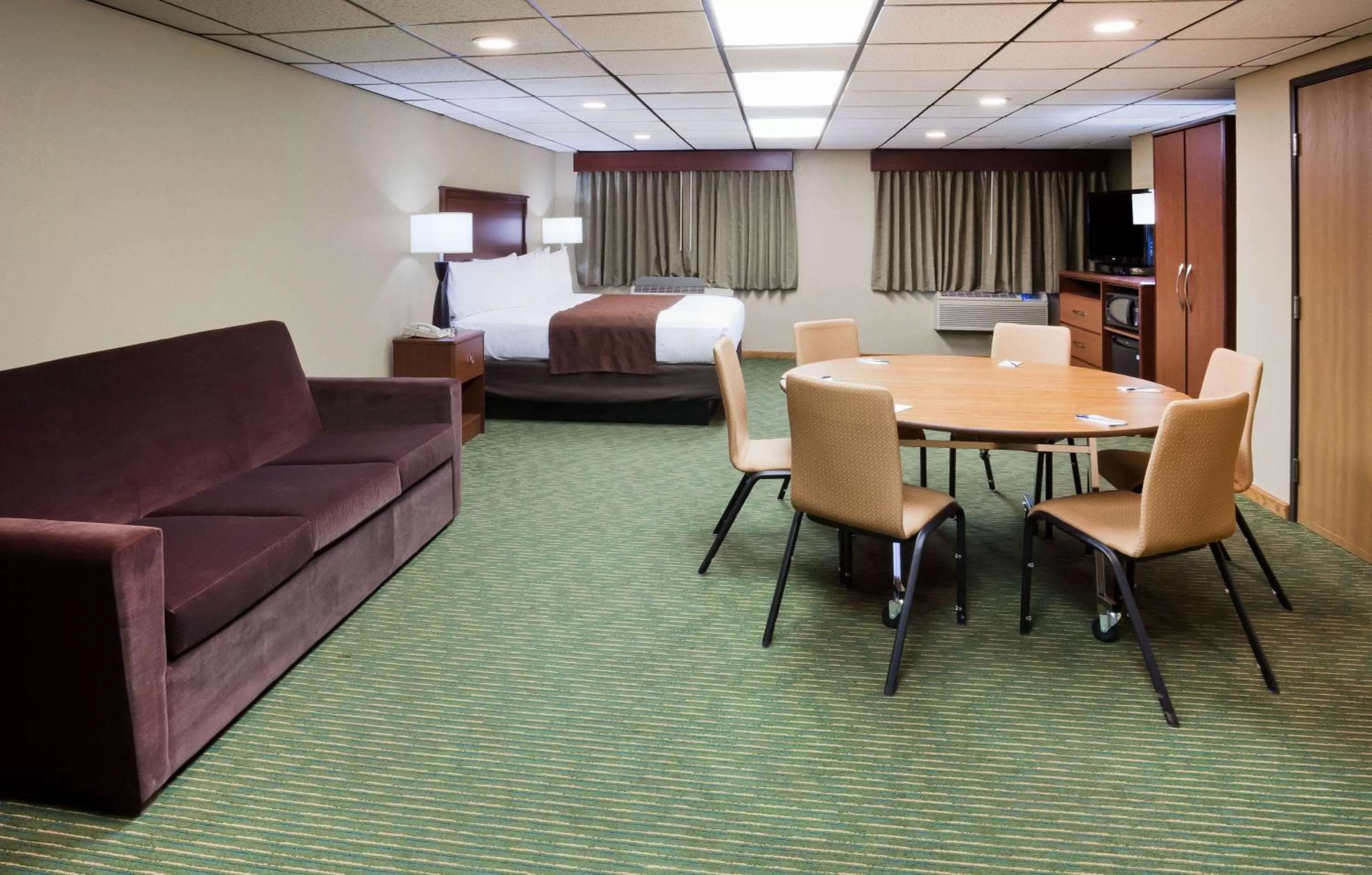 Photo of the whole room, Bed in AmericInn by Wyndham Ironwood