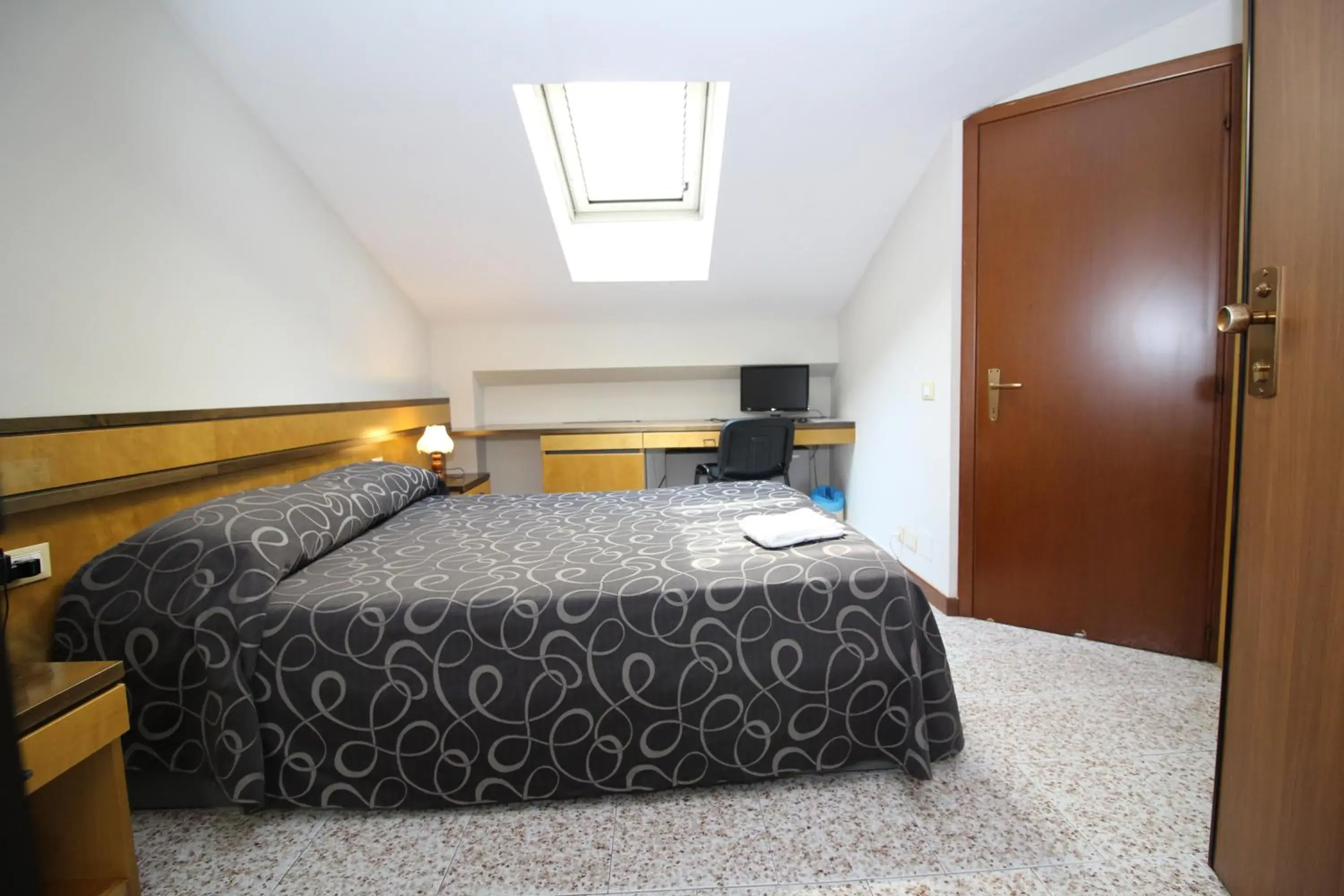 Bedroom, Bed in Hotel Croce Di Malta