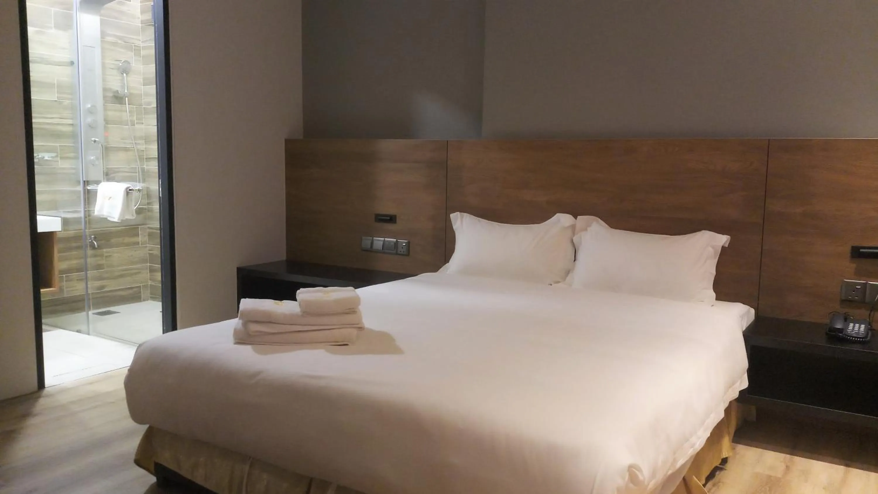 Bedroom, Bed in Roxy Hotel Padungan