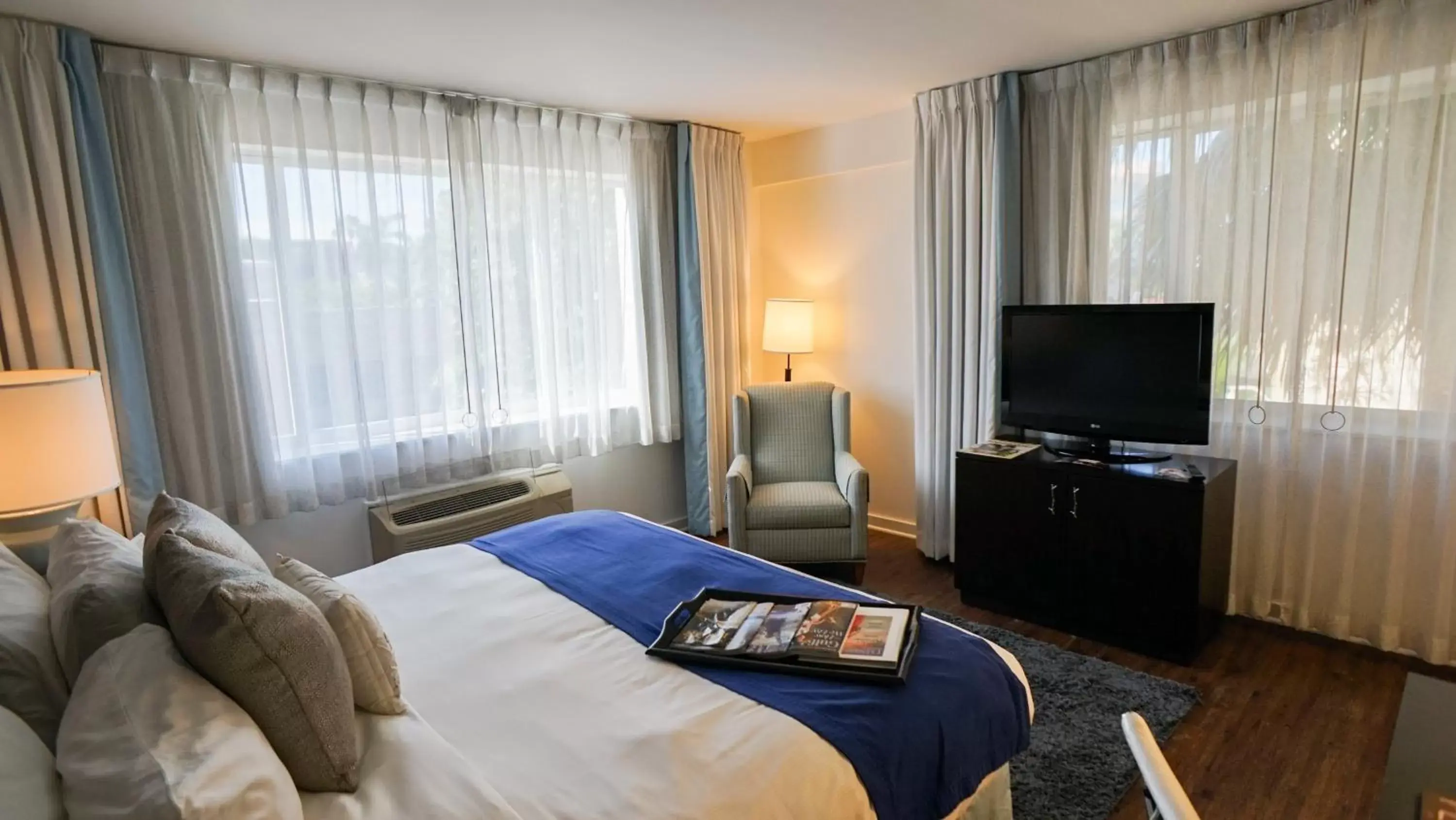 Photo of the whole room, Bed in The Banyan Hotel Fort Myers, Tapestry Collection by Hilton