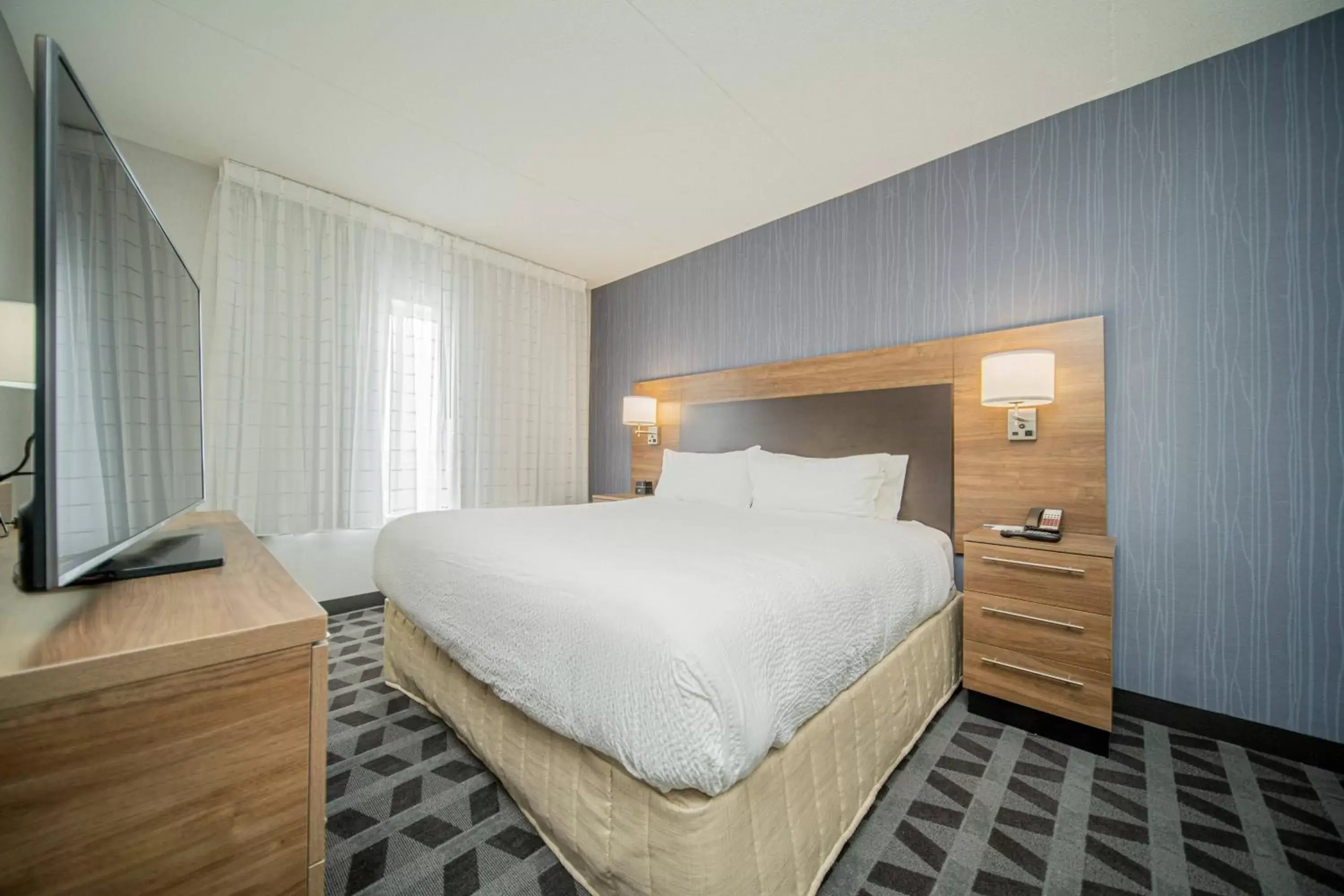 Bedroom, Bed in TownePlace Suites by Marriott Brantford and Conference Centre