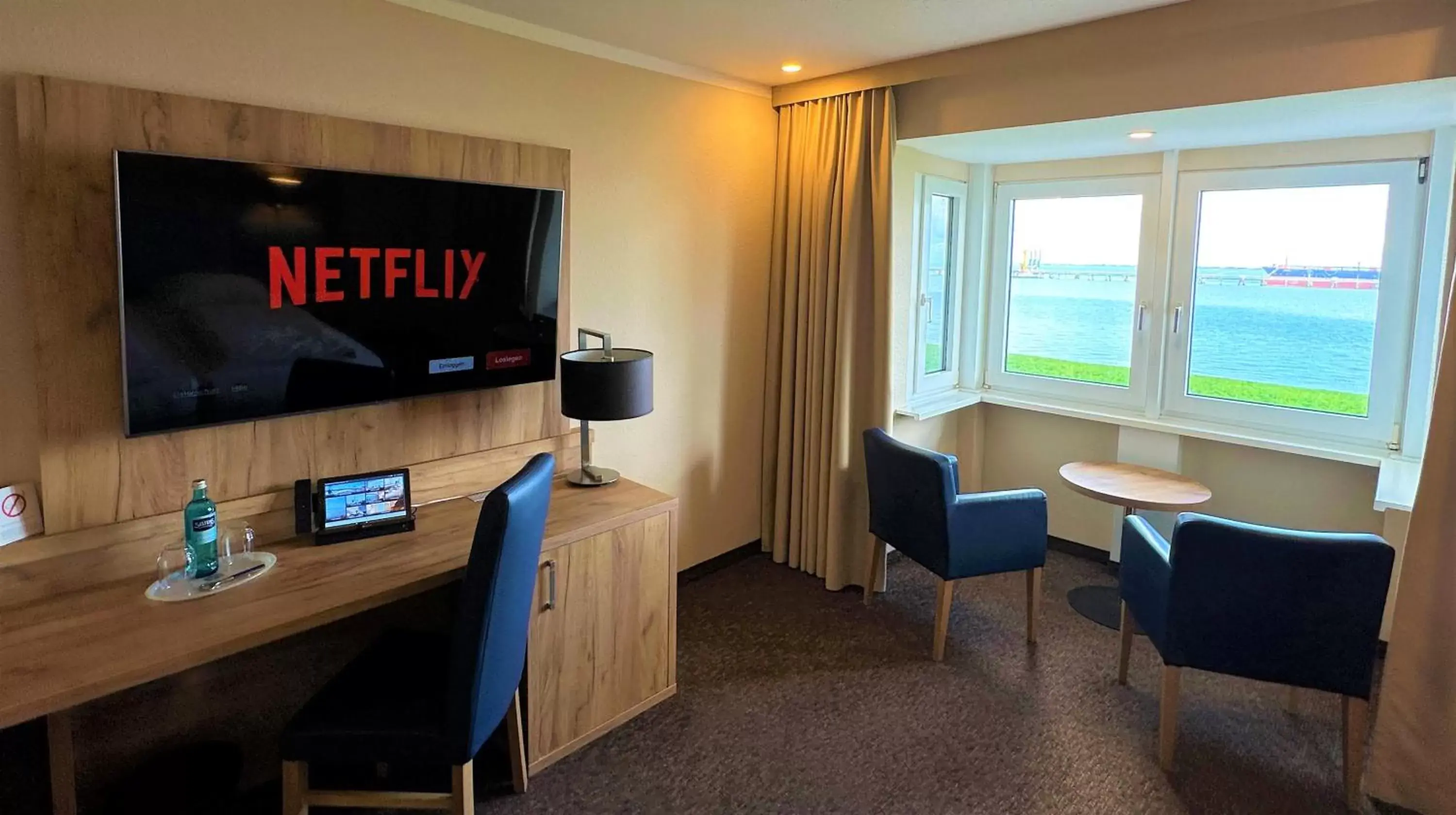 Communal lounge/ TV room, TV/Entertainment Center in Nordseehotel Wilhelmshaven