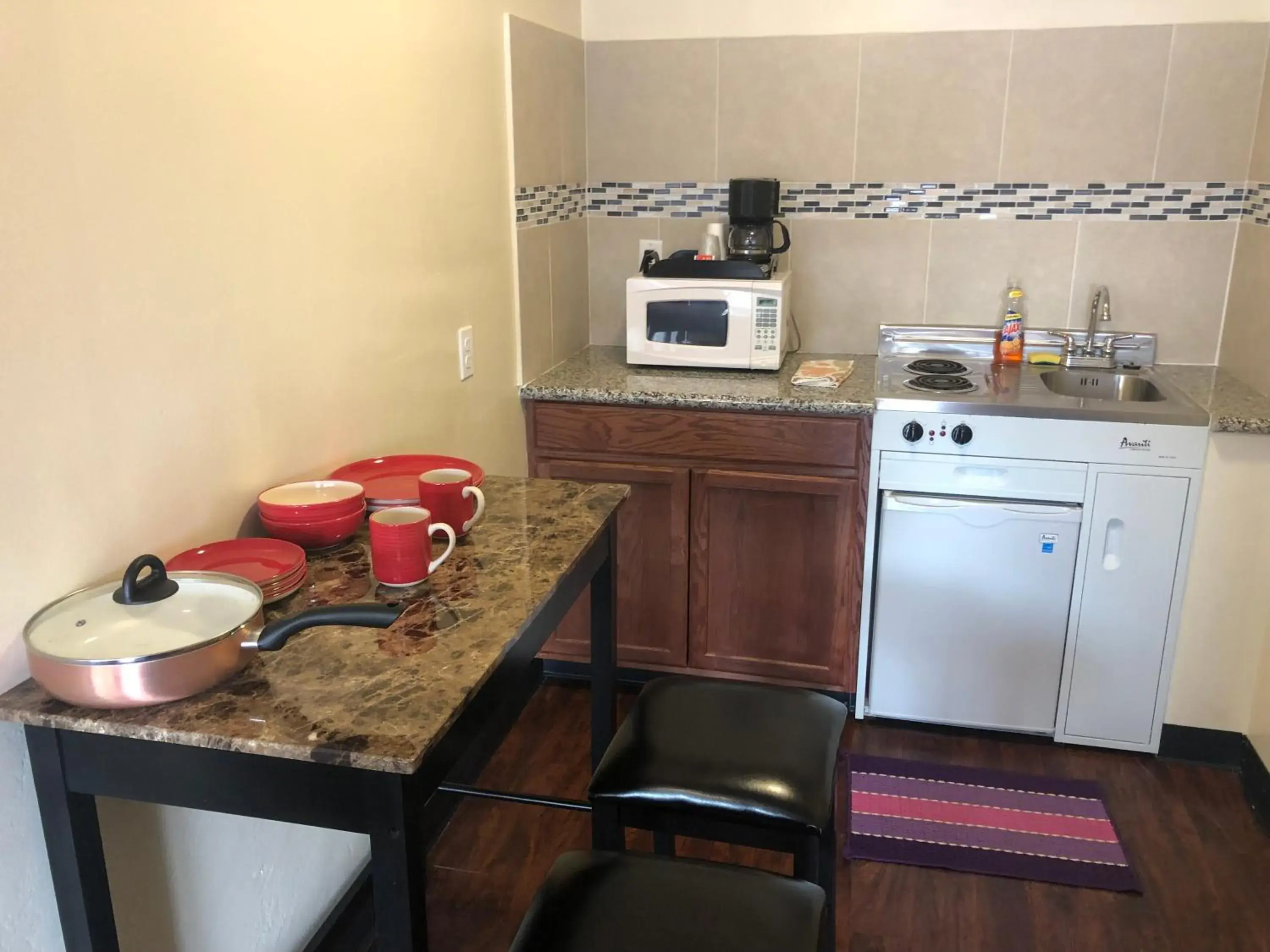 Kitchen/Kitchenette in Mount-N-Lake Motel