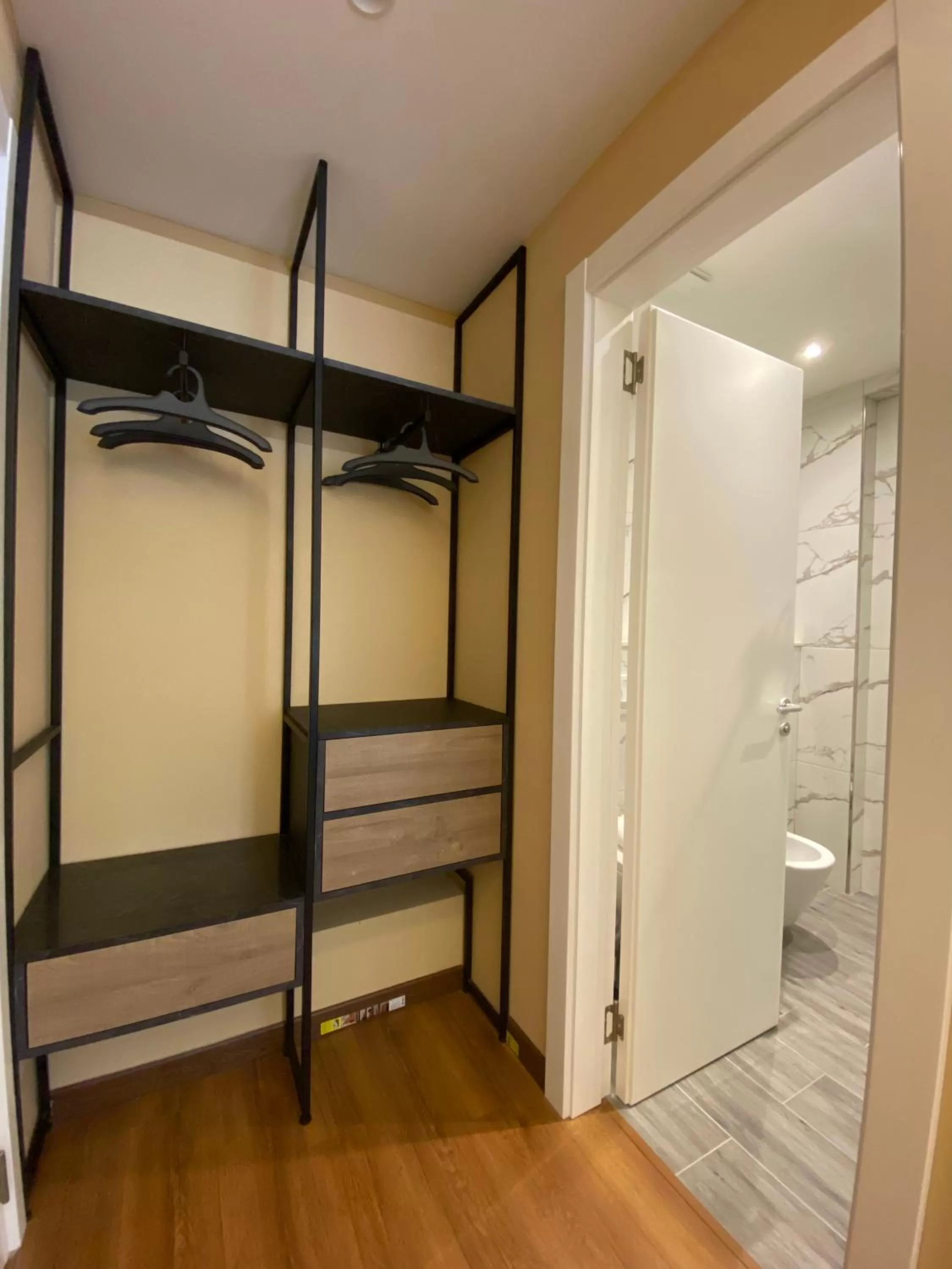 Bathroom, Bed in Peaky Hotel