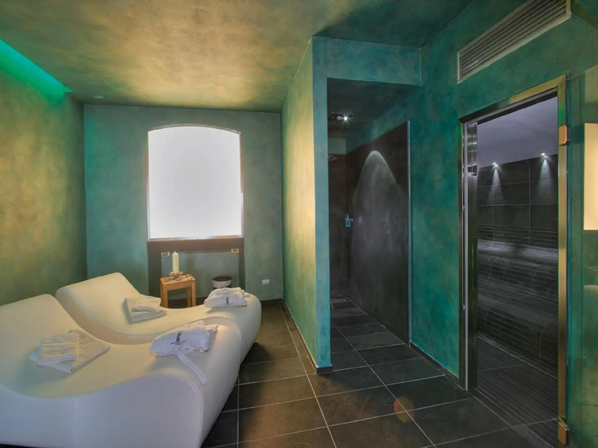 Spa and wellness centre/facilities, Bathroom in Hotel Continental