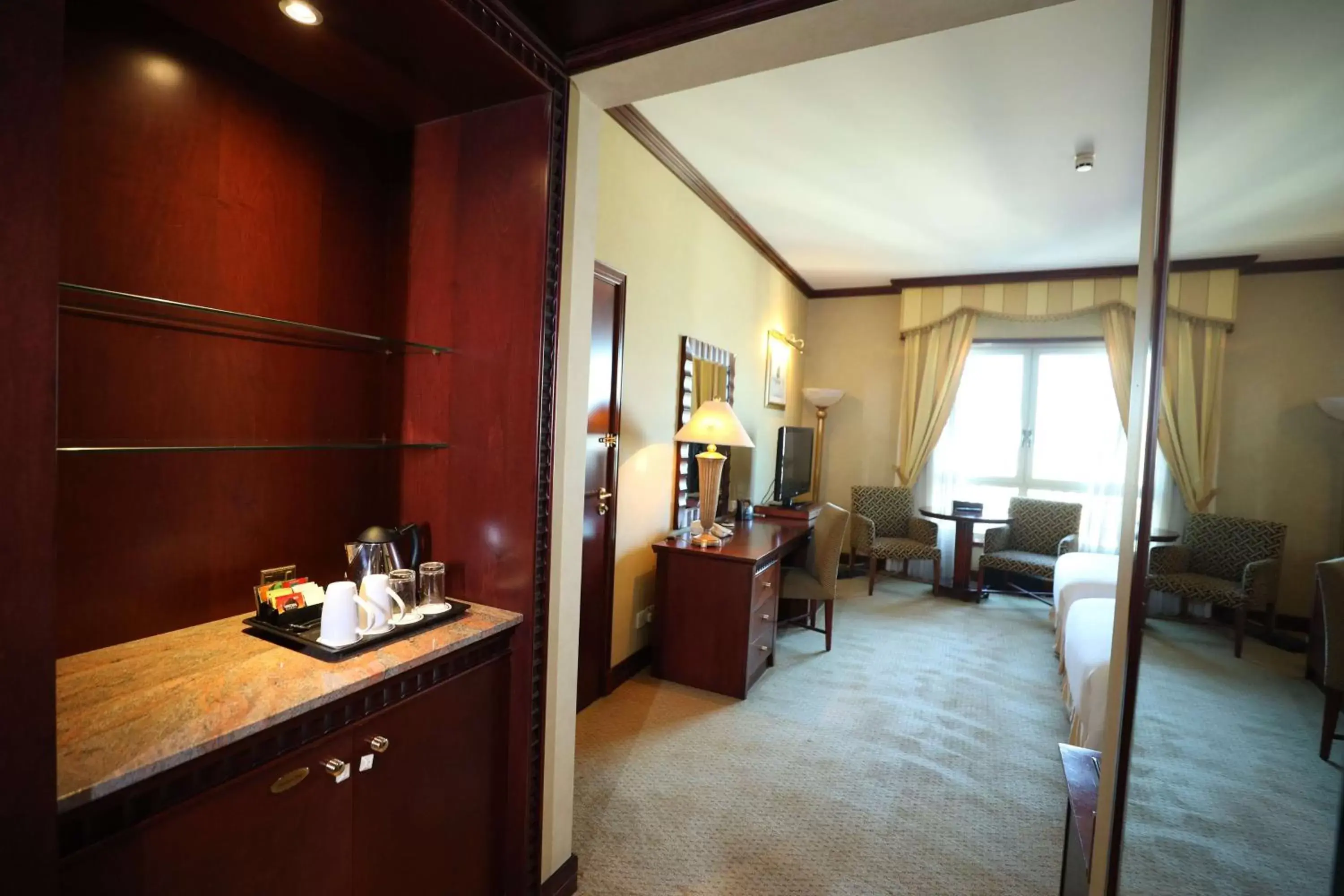 Bedroom, Kitchen/Kitchenette in Hilton Beirut Metropolitan Palace Hotel