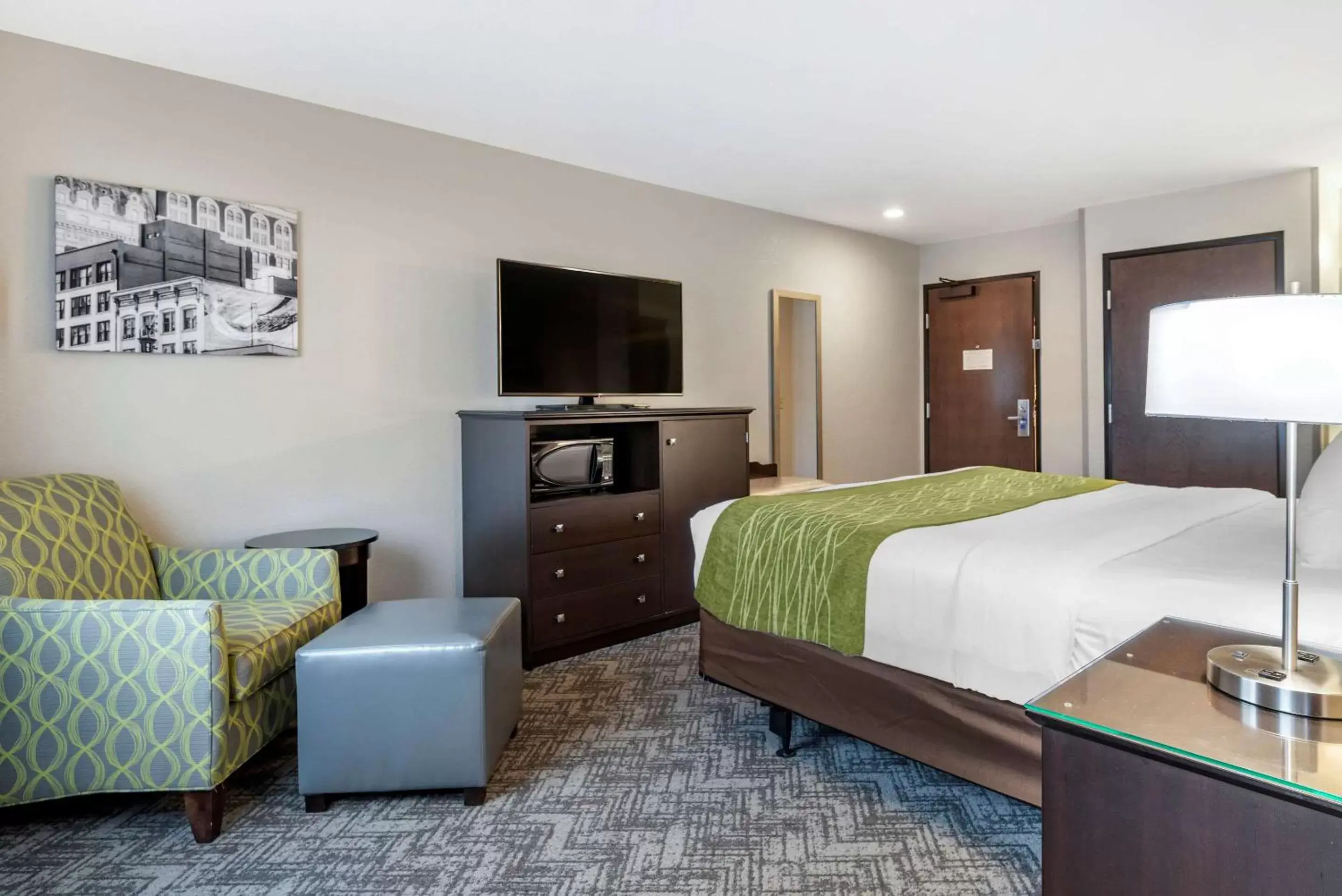 Photo of the whole room, TV/Entertainment Center in Comfort Inn & Suites Tualatin - Lake Oswego South