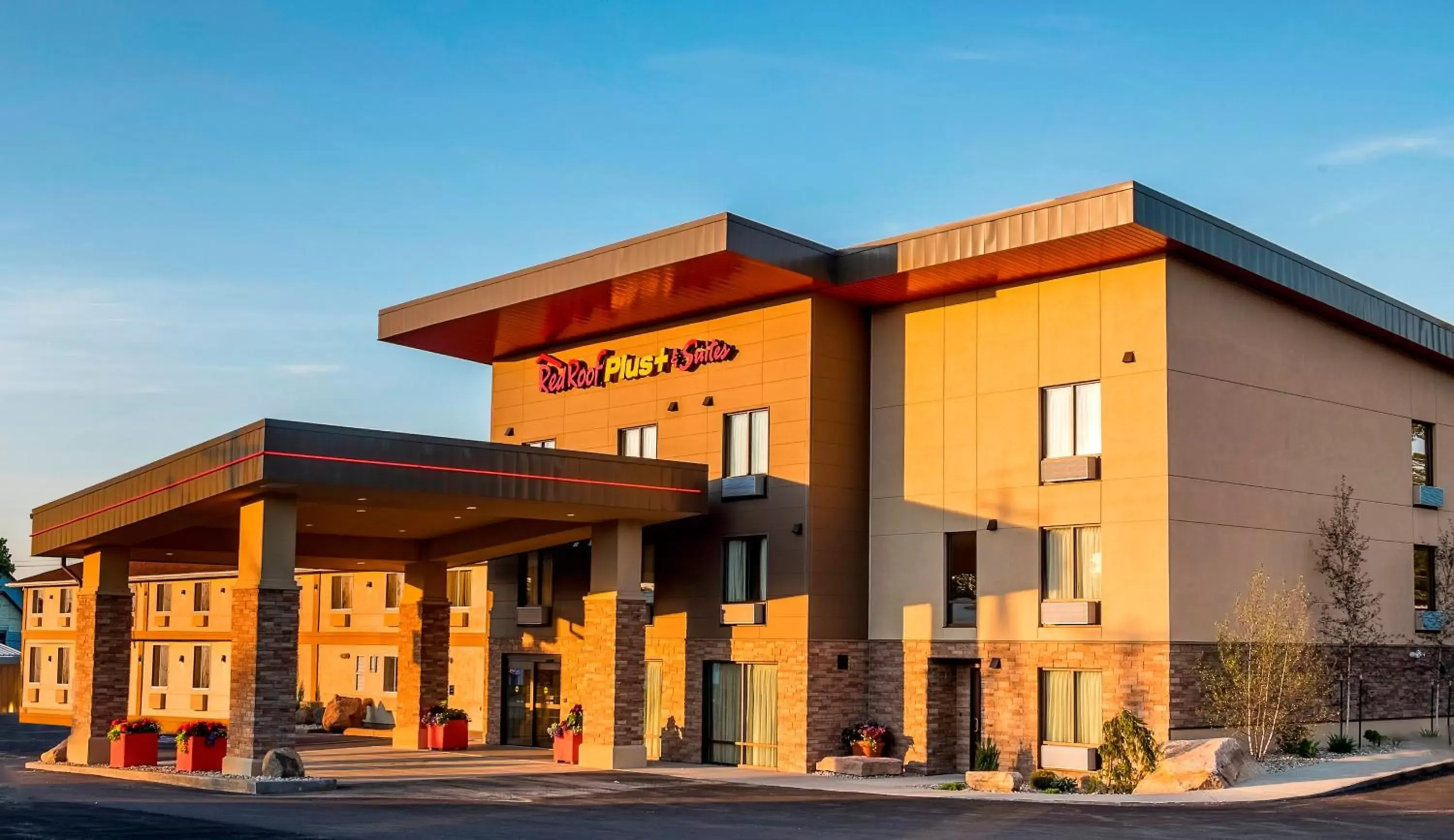 Property building, Facade/Entrance in Red Roof Inn PLUS+ & Suites Malone