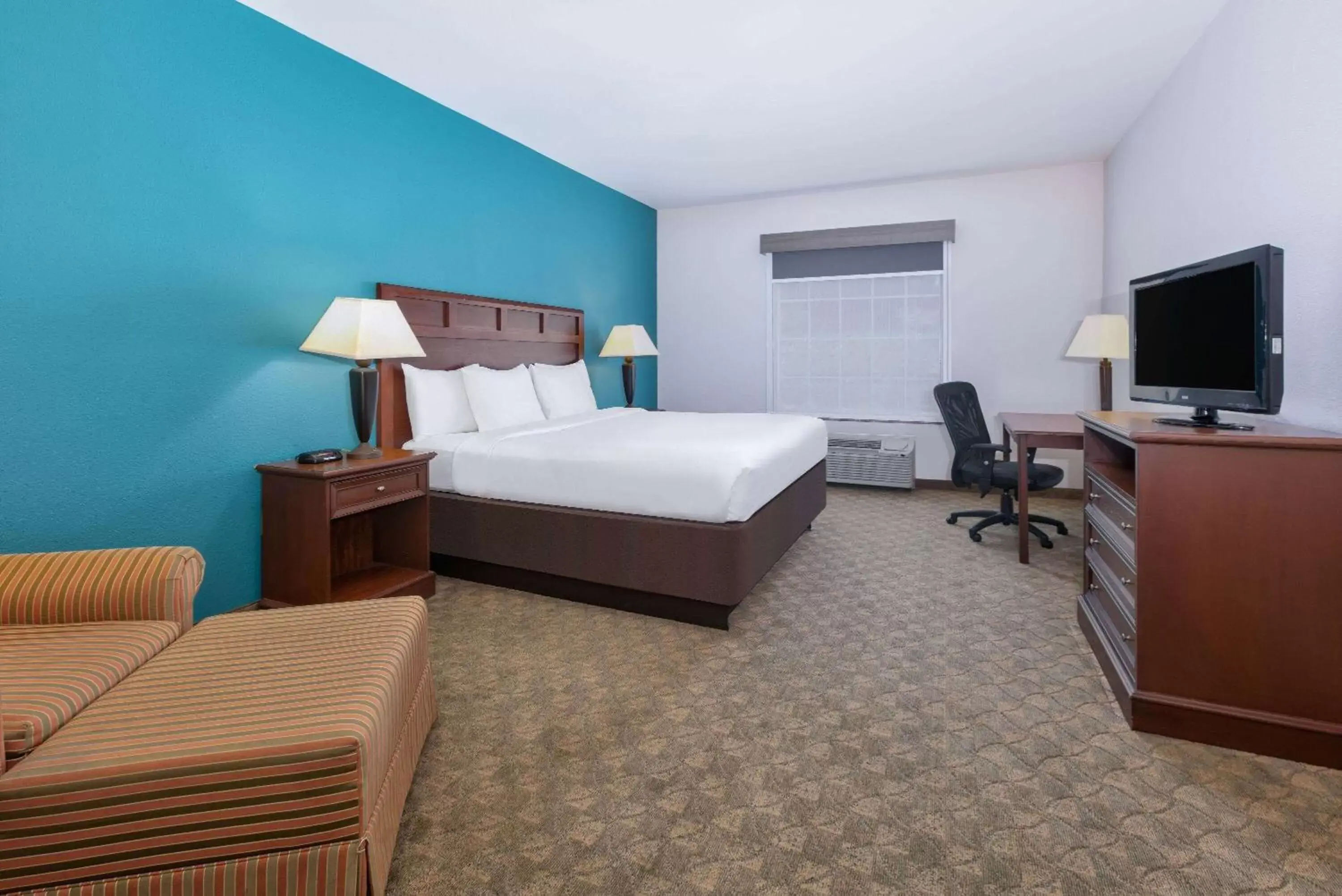 Photo of the whole room, Bed in Baymont Inn & Suites by Wyndham Glen Rose