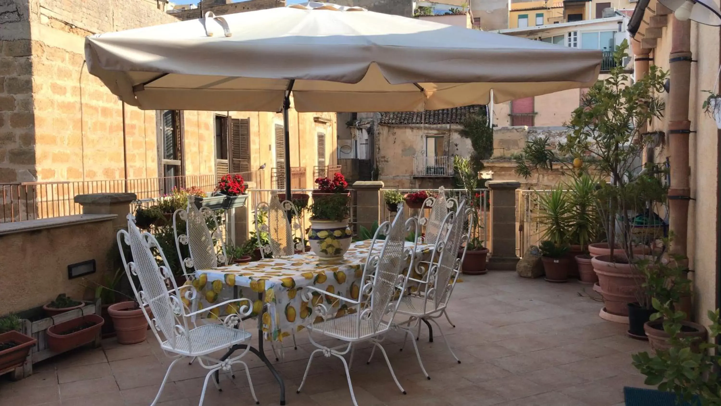 Balcony/Terrace, Restaurant/Places to Eat in B&B Batarà - "La Terrazza del Centro"
