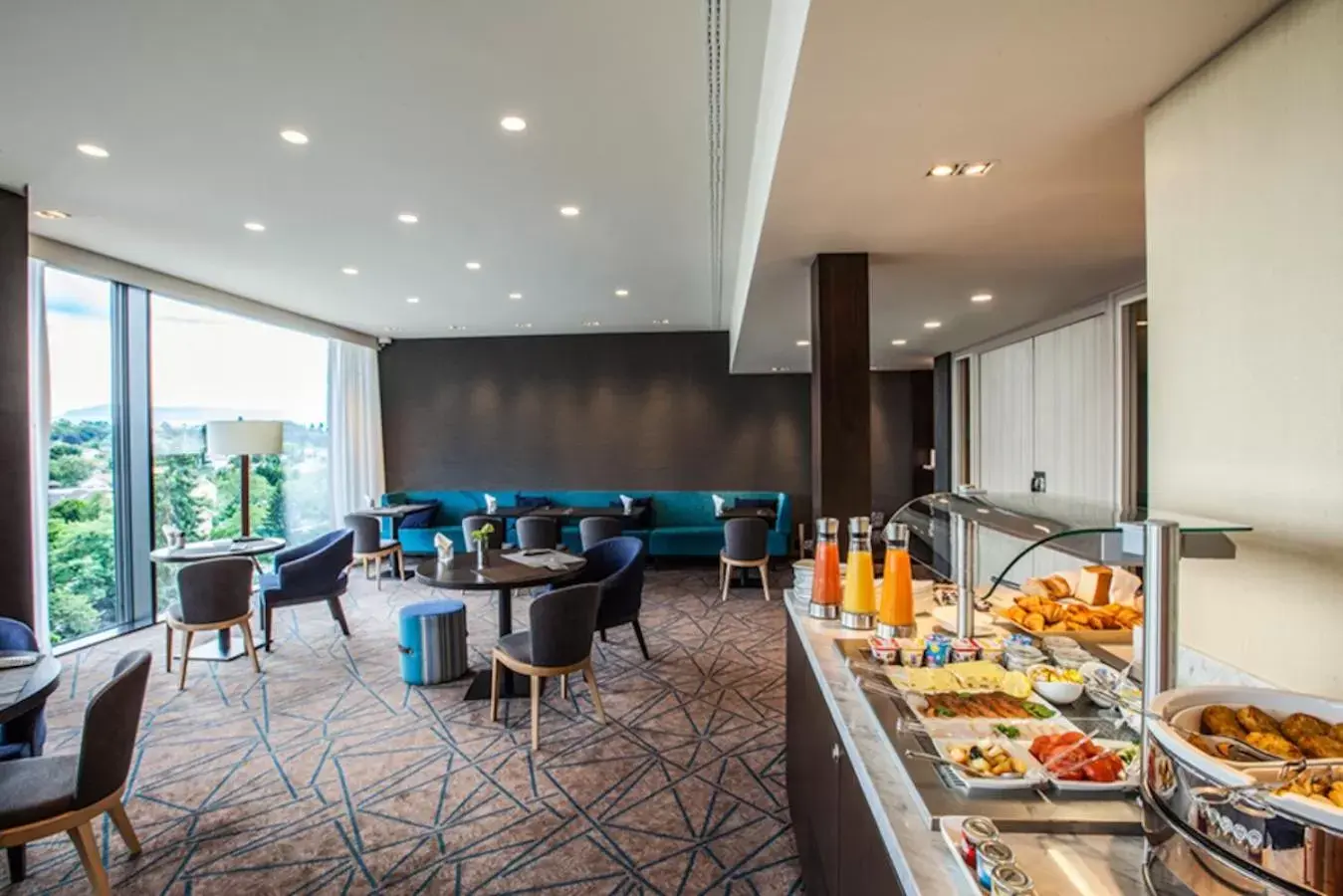 Lounge or bar, Restaurant/Places to Eat in Crowne Plaza Geneva, an IHG Hotel