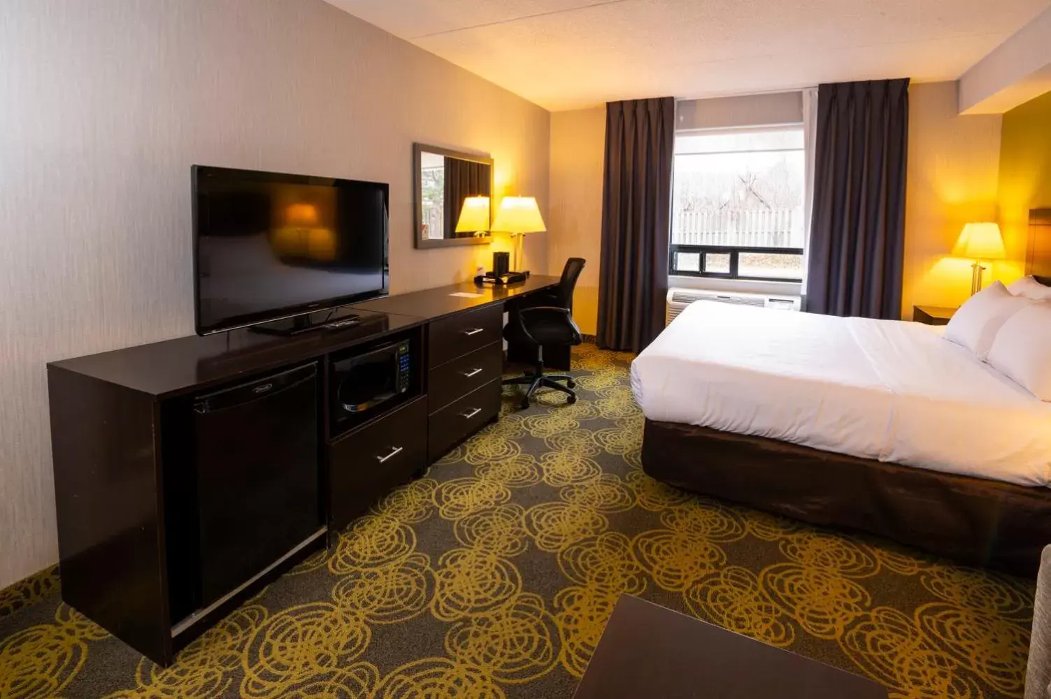 TV and multimedia, TV/Entertainment Center in Comfort Hotel & Suites Peterborough