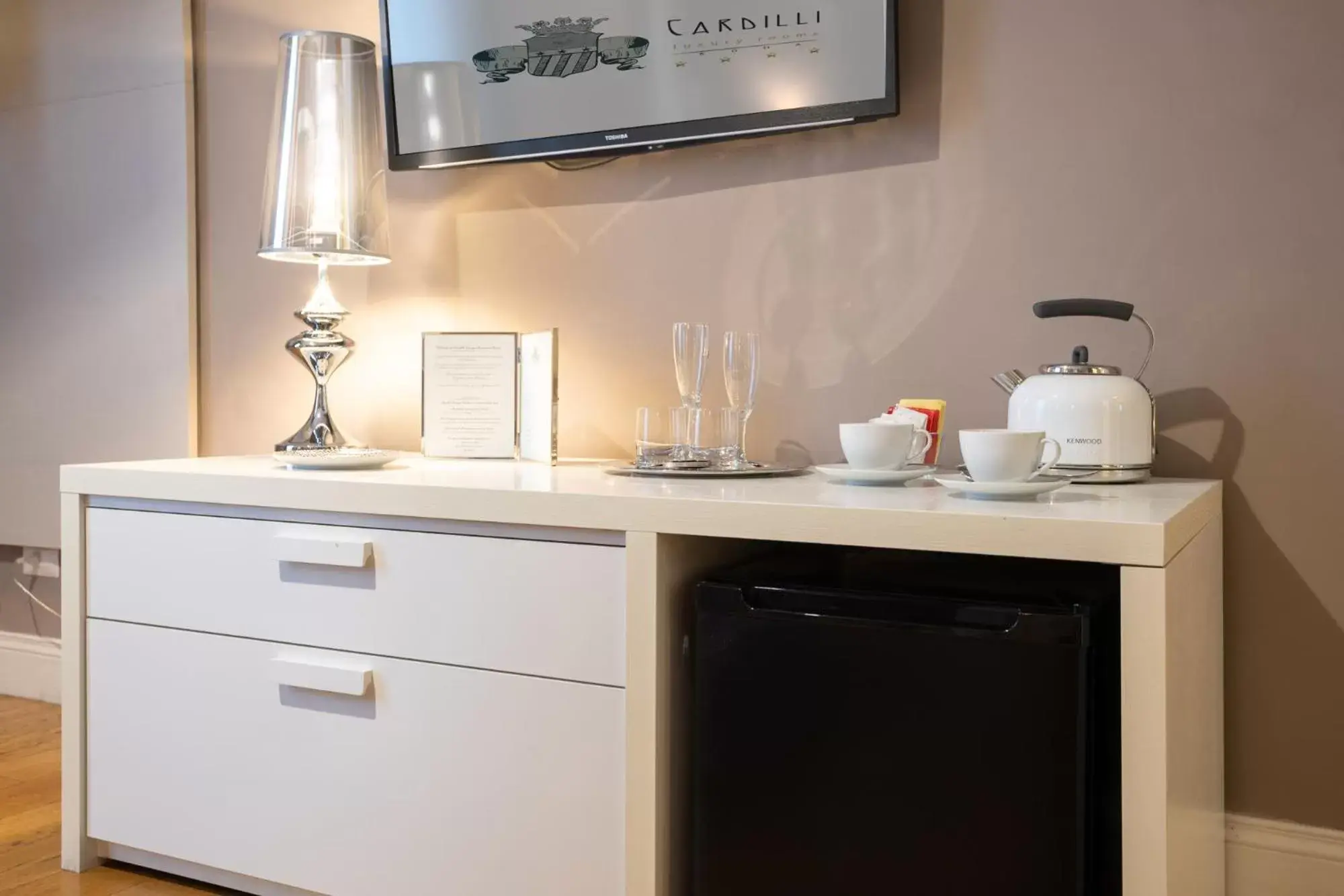 Coffee/tea facilities, Kitchen/Kitchenette in Cardilli Luxury Rooms
