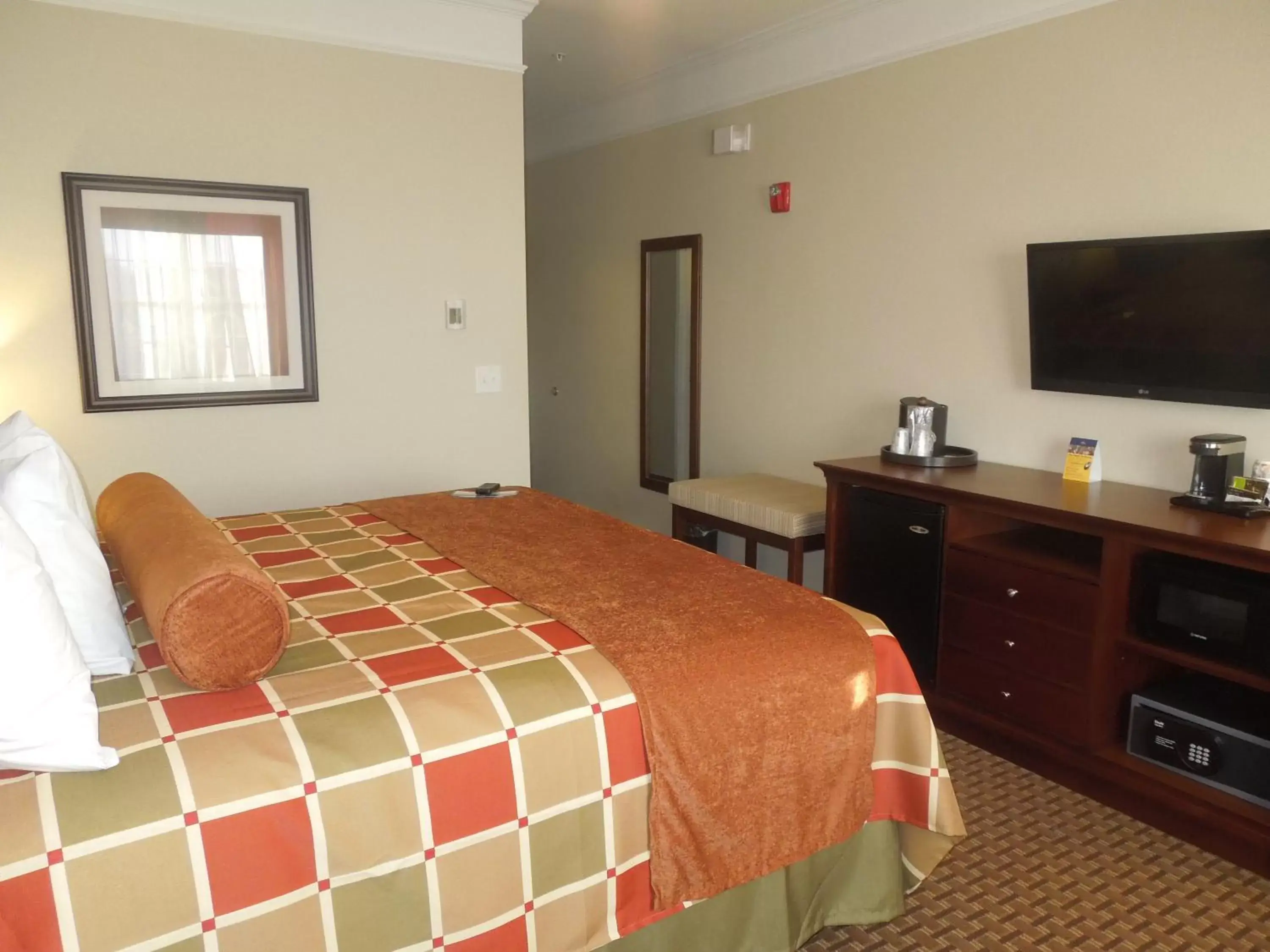 King Room with Roll-in Shower - Disability Access/Non-Smoking in Best Western Plus Easton Inn & Suites