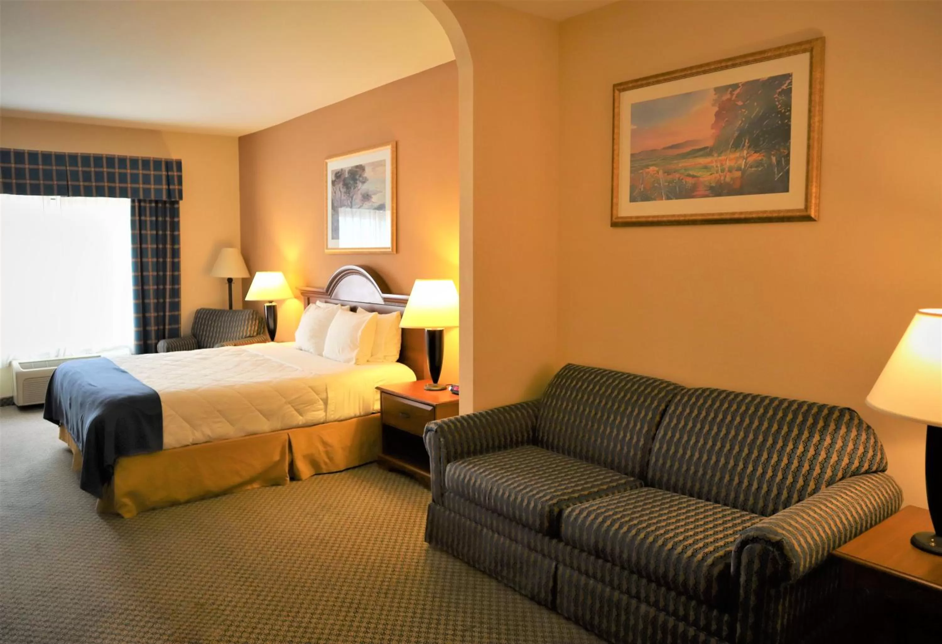 Photo of the whole room, Bed in Oasis Inn & Suites 29 Palms Hotel Joshua Tree National Park