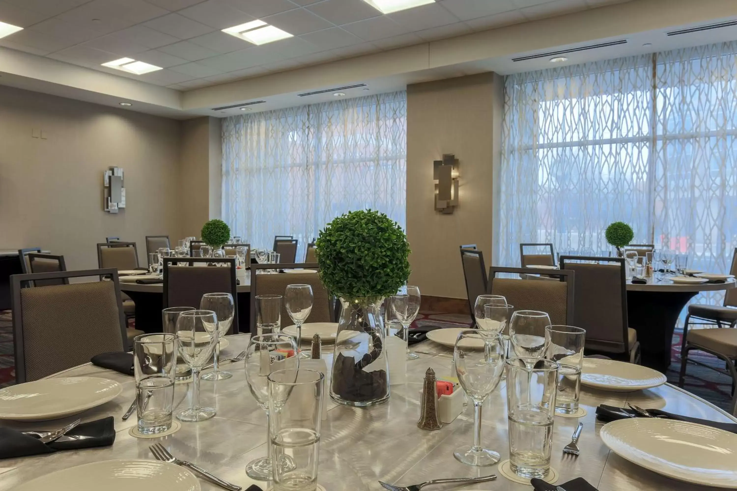 Meeting/conference room, Restaurant/Places to Eat in DoubleTree by Hilton Evansville