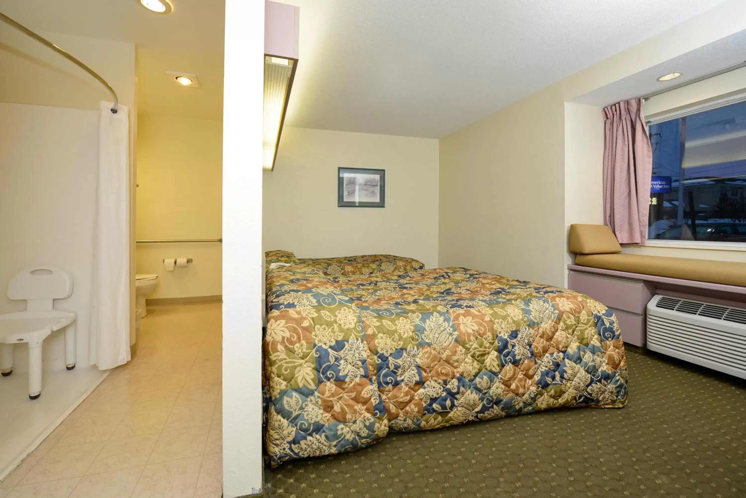 Bed in Americas Best Value Inn - East Syracuse